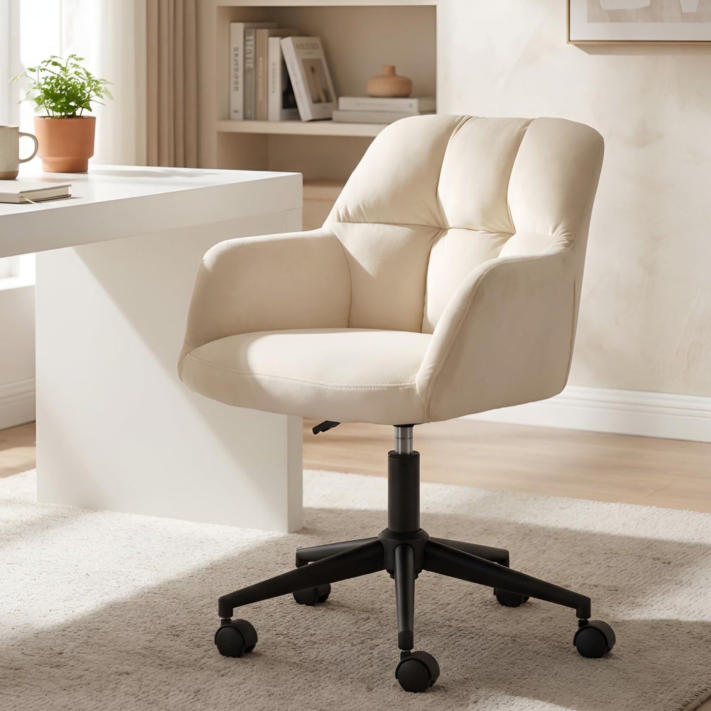 Höhenverstellbarer Bürostuhl mit Rollen, Beige