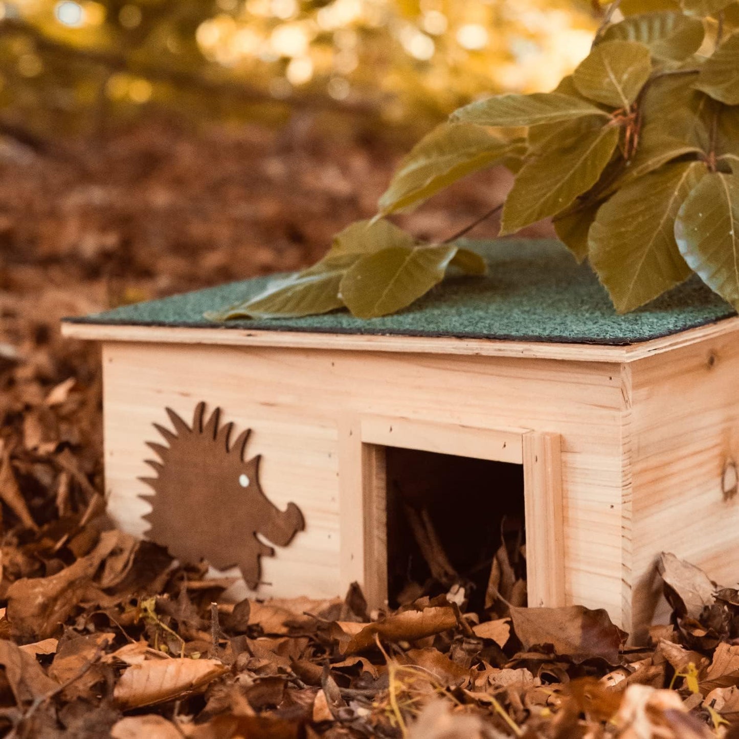 Igelhaus aus Holz mit Labyrintheingang