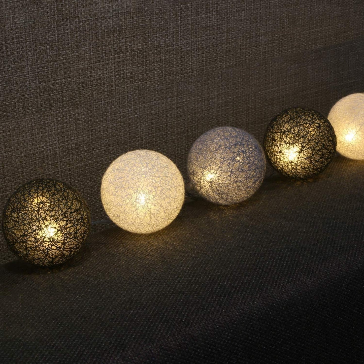 LED-Lichterkette mit 20 Baumwollkugeln, Grau Stecker