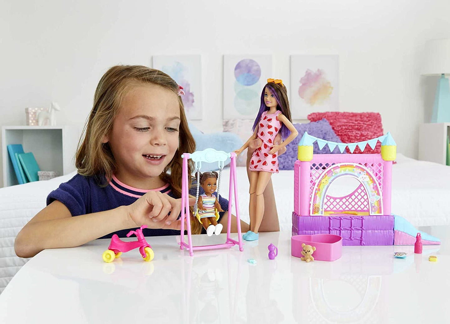 Barbie Skipper Babysitters Inc. Hüpfburg mit Skipper, Kleinkind und Zubehör, Kulisse, Einzeln