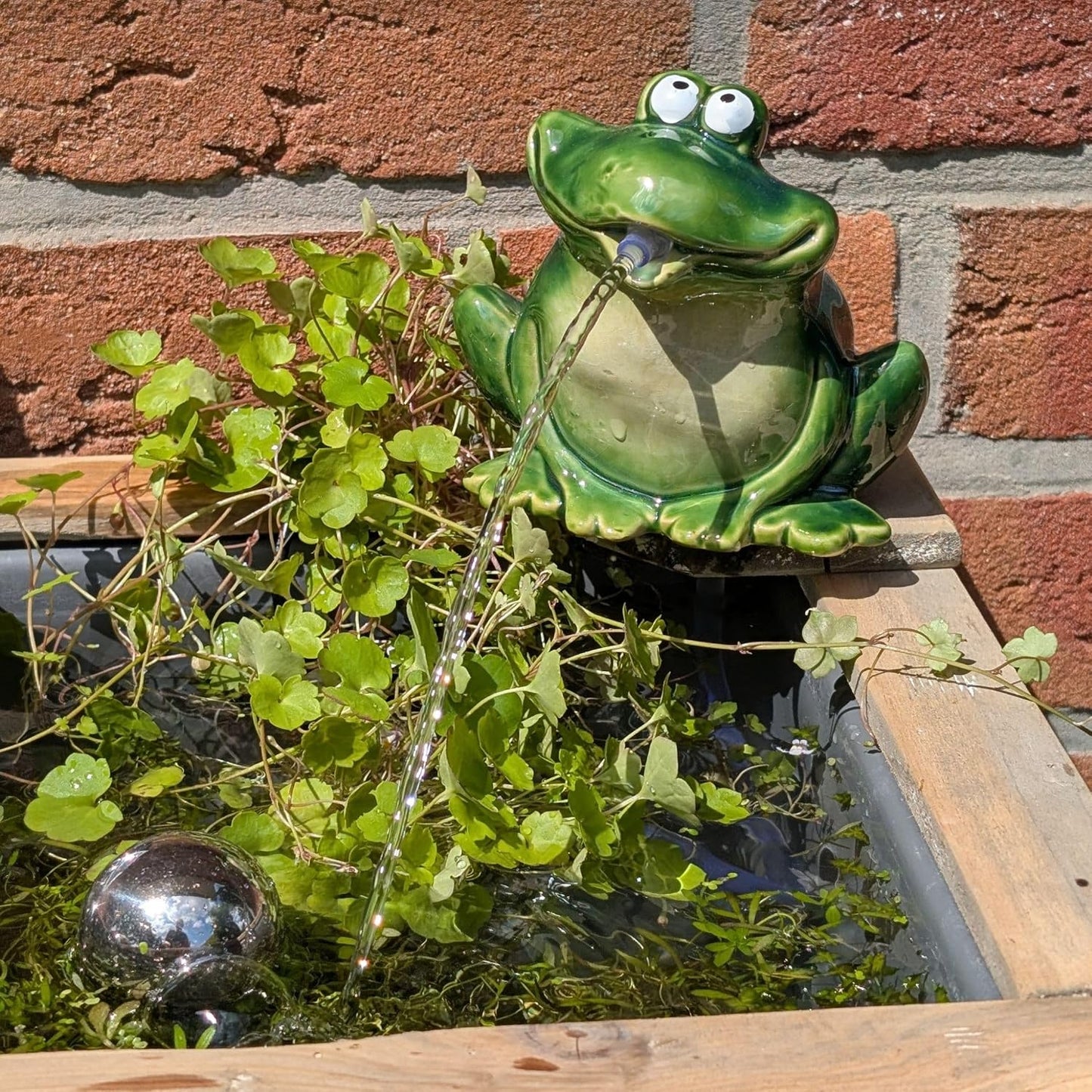 Miniteich-Set mit Solarpumpe & Wasserspeier