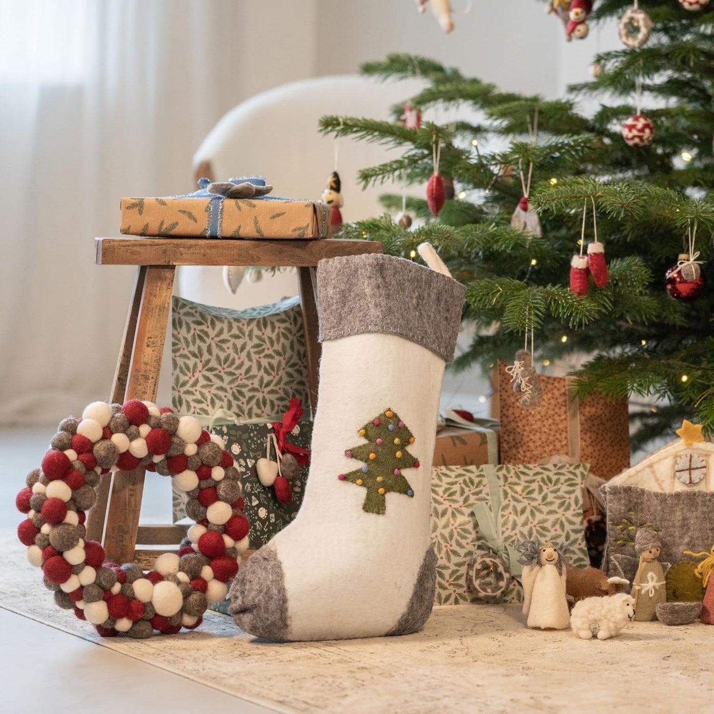 Handgefilzter Nikolausstrumpf mit Christbaum-Motiv, Socken mit Weihnachtsbaum