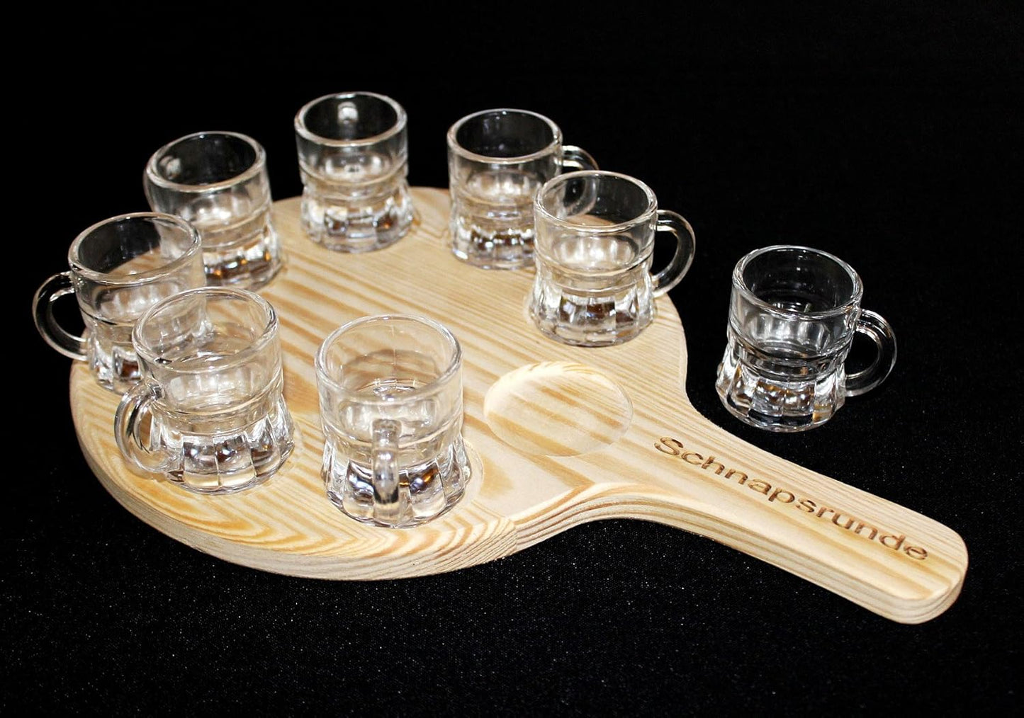 Schnapsrunde mit 8 Gläsern