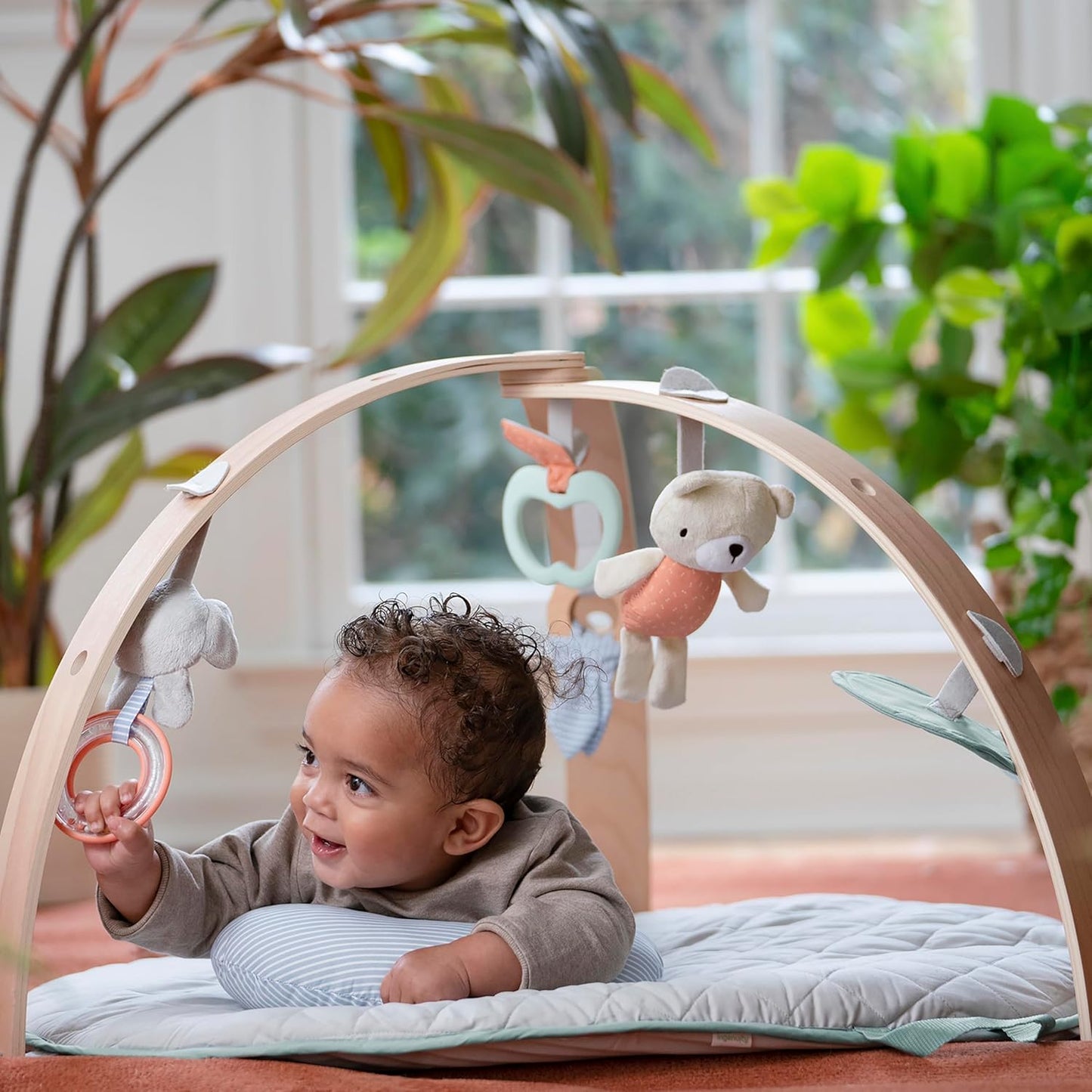 Cozy Spot Loamy Spielmatte mit Spielbogen und Spielzeugen, Loamy