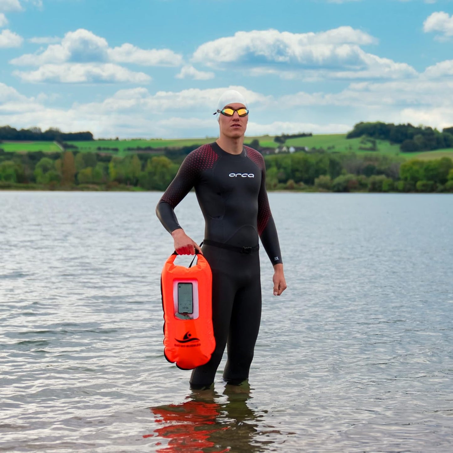Schwimmboje mit Trockenbeutel und Notfallpfeife