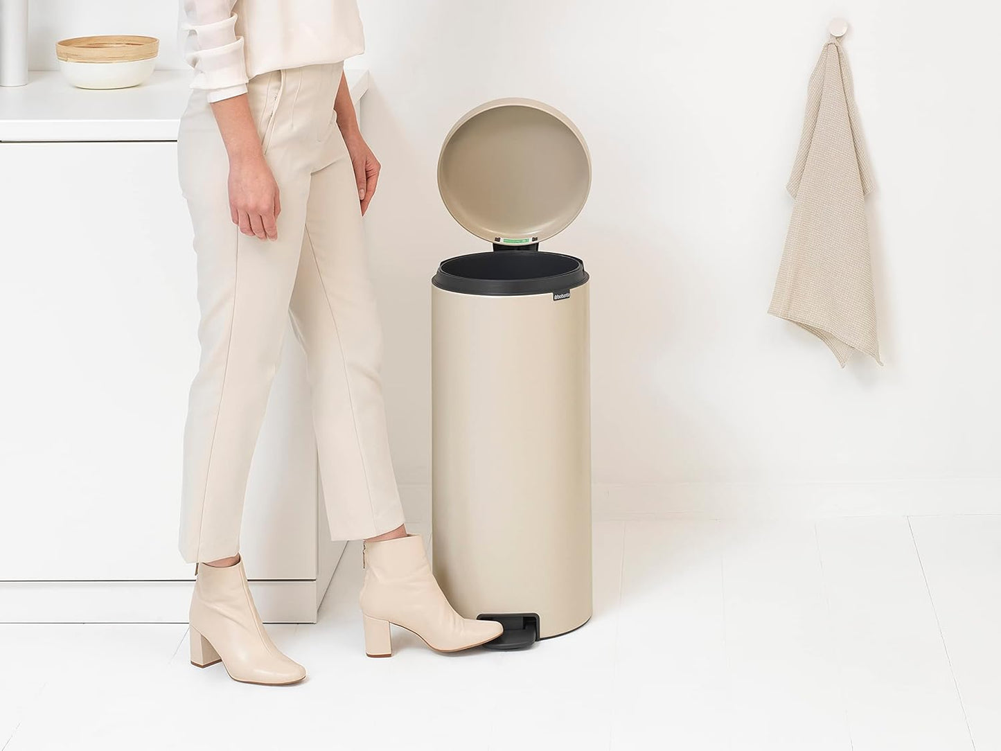 Treteimer mit sanft schliessendem Deckel, 30 Liter Soft Beige