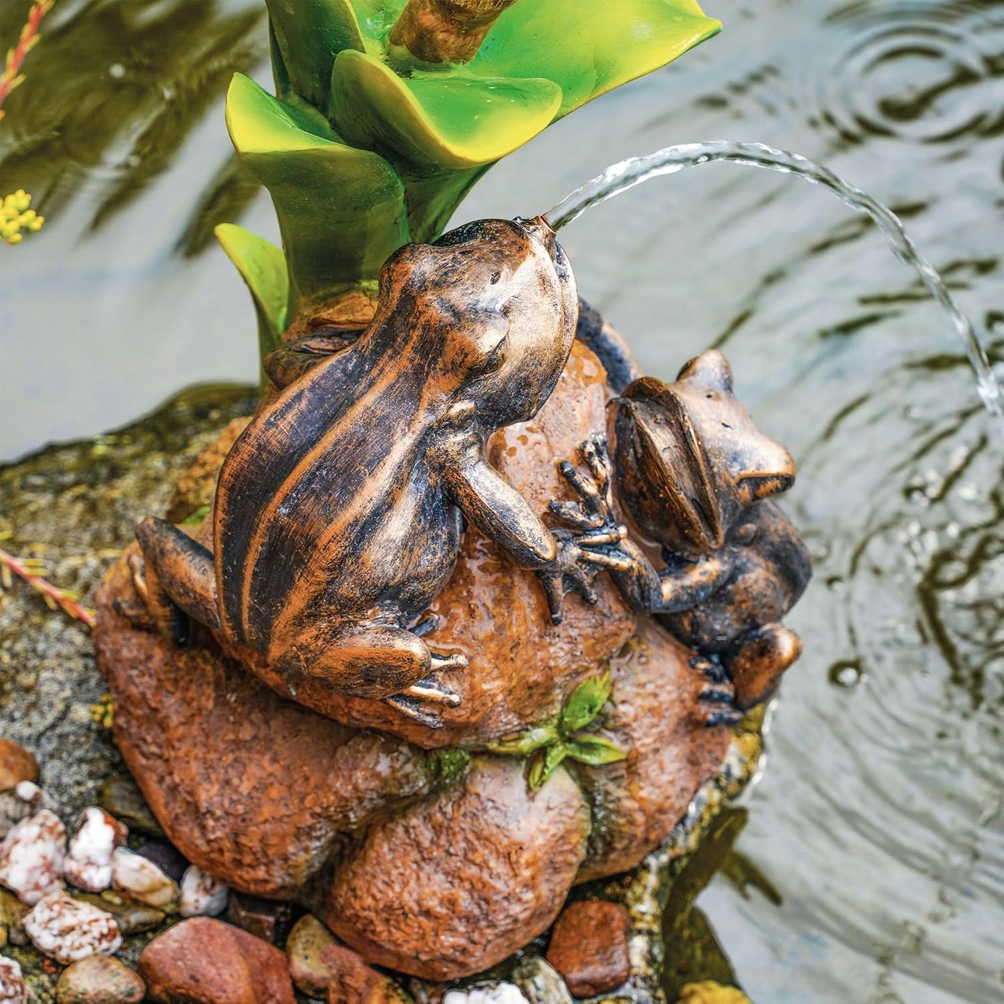Solar Wasserspeier Komplettset Froschpaar auf Steinen