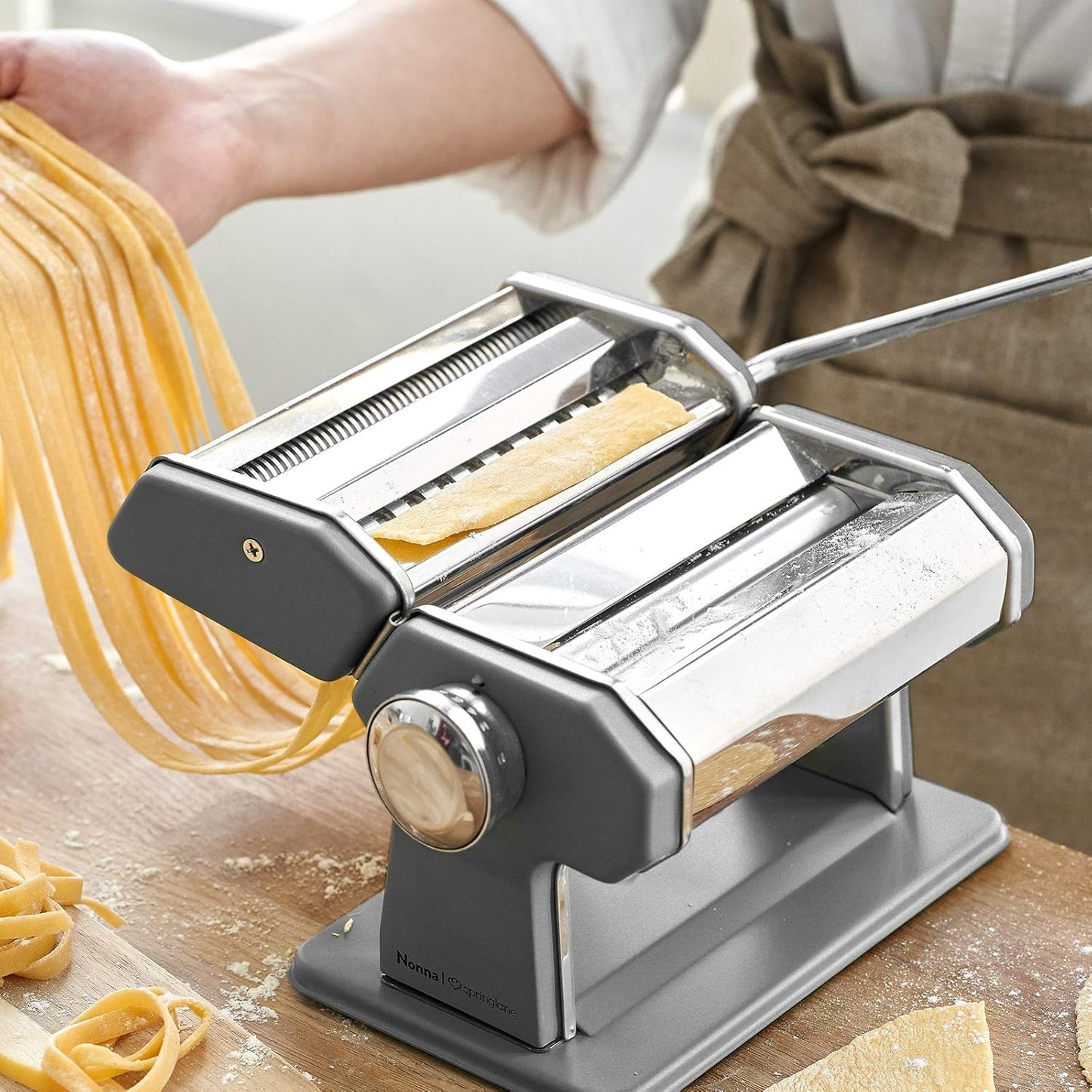 Manuelle Nudelmaschine Nonna mit Zubehör-Set, Nudelmaschine inkl. Linguineaufsatz Grau