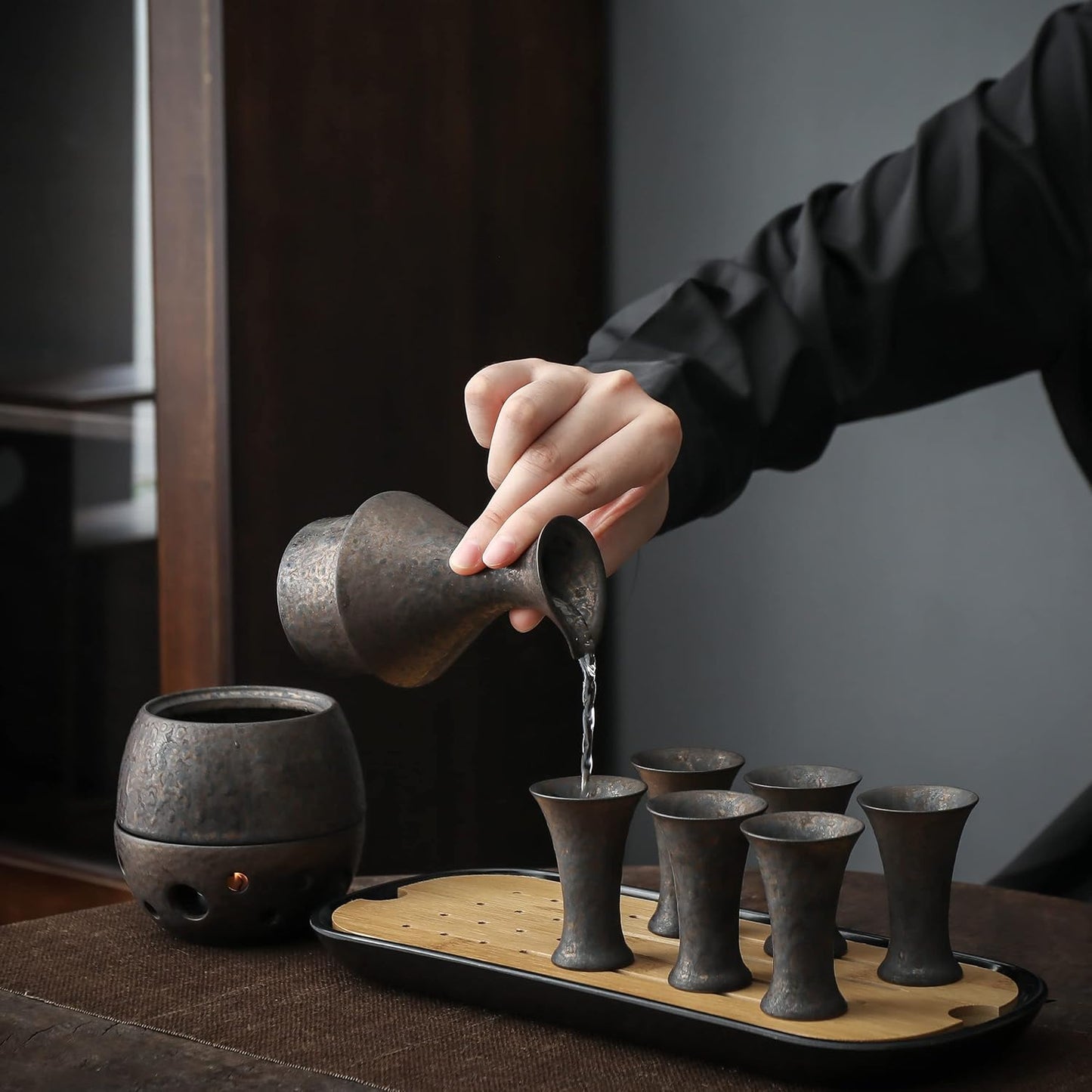 10-teiliges Sake-Set mit Karaffe und Bechern, Luxuriöse Ledertasche Antik-bronze-finish-ledertasche