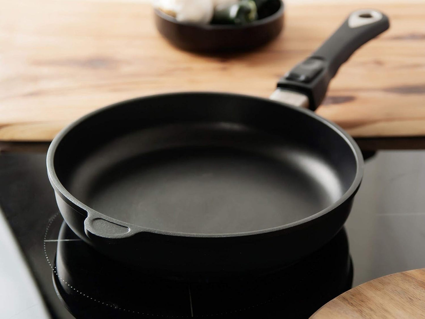 Pfanne mit abnehmbarem Stiel, Ø 24 cm, 5 cm hoch Nicht induktionsgeeignet