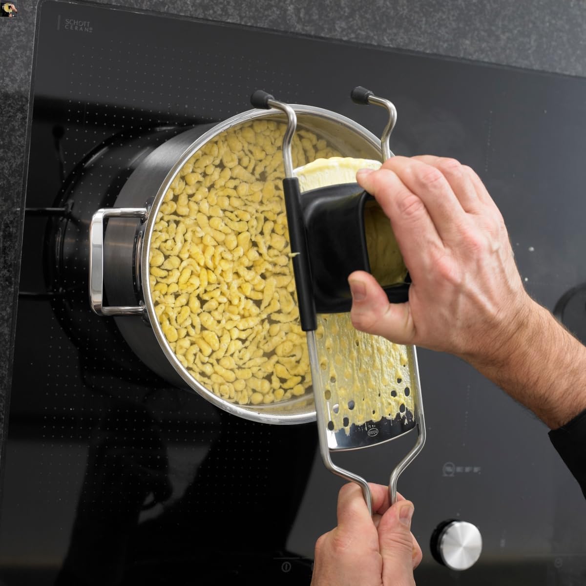 Spätzlehobel mit Trichteraufsatz