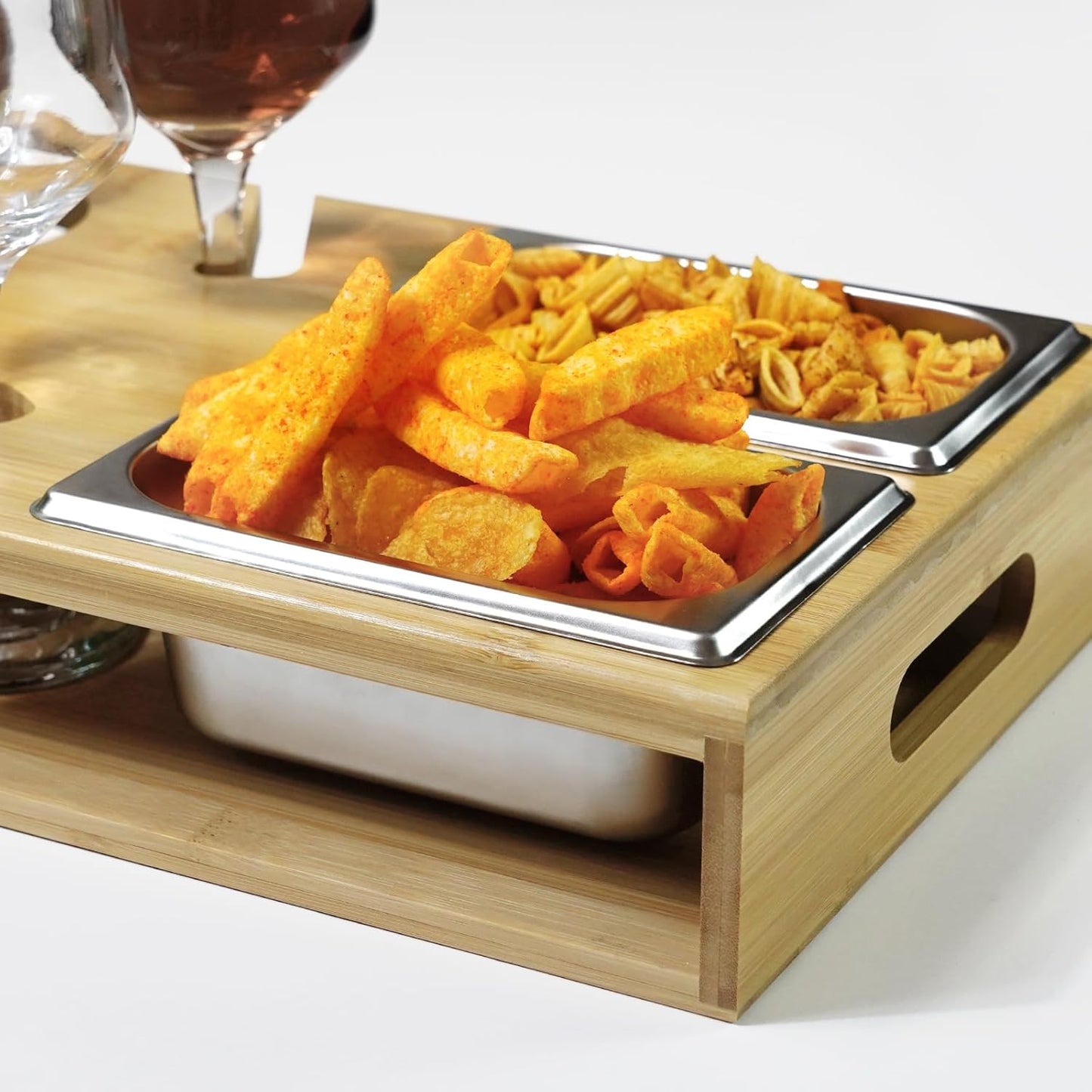 Couchbar mit Weinglashalter und Snackschalen