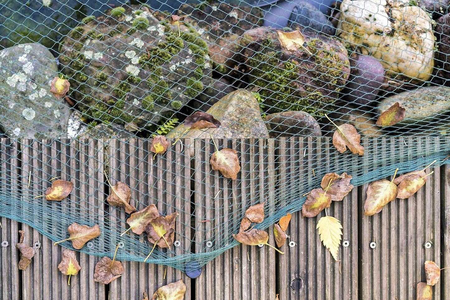Engmaschiges Teichabdecknetz