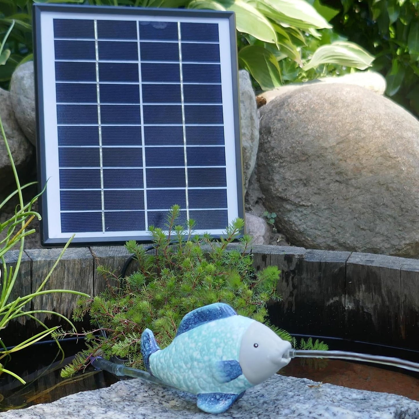 Solarbetriebene Wasserspiel-Pumpe mit Akkuspeicher