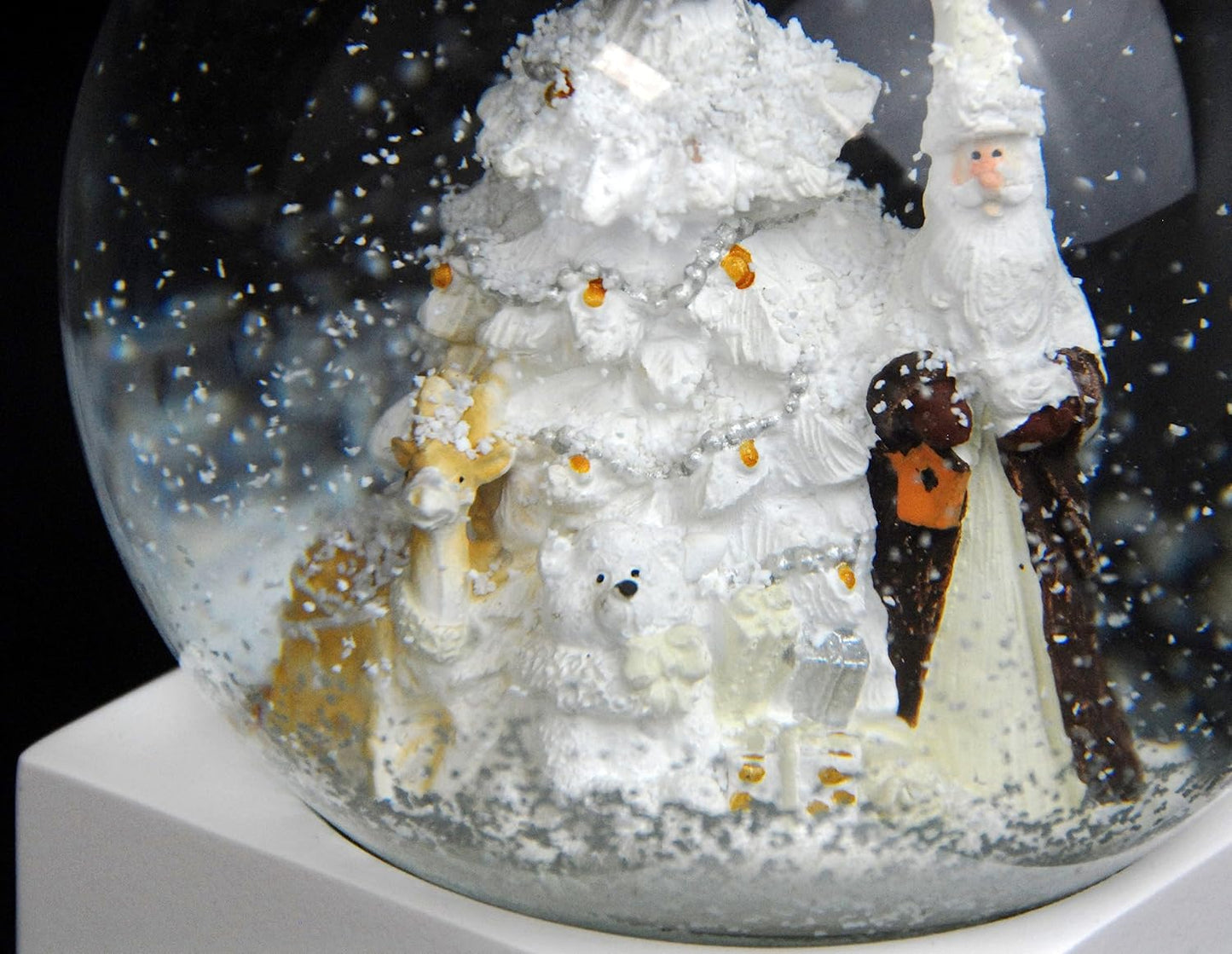 Schneekugel Glamour Santa mit Weihnachtsbaum