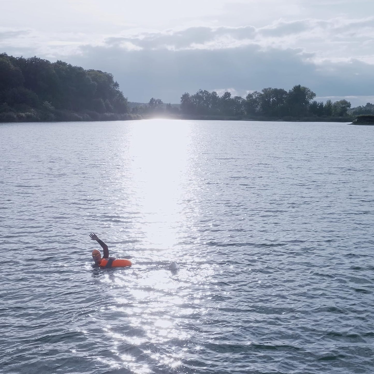 Schwimmboje mit Trockenbeutel und Notfallpfeife