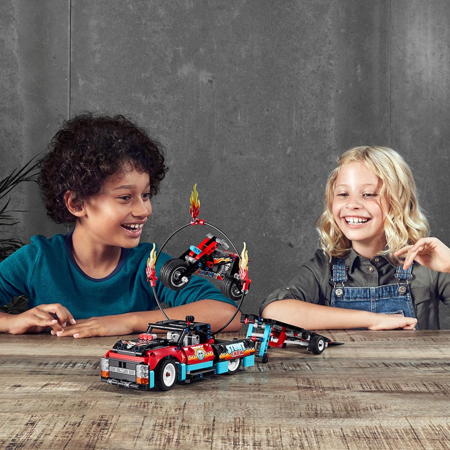 Technic - Stunt Show Truck & Bike (42106)