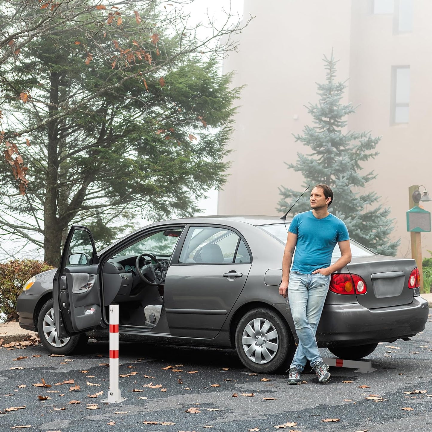 Klappbarer Absperrpfosten für Parkplatz, Weiß/Rot
