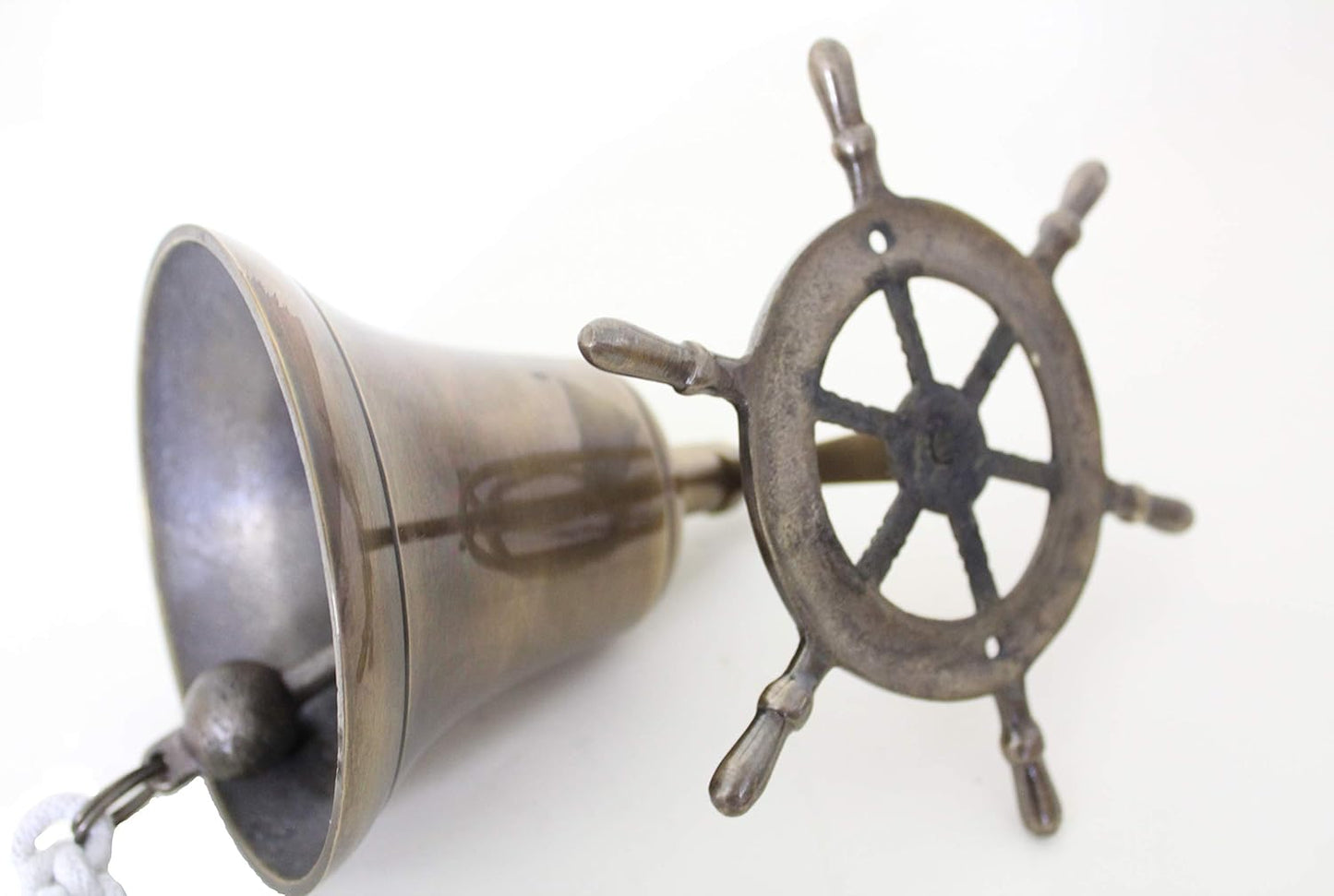 Glocke mit Steuerrad und Kordel