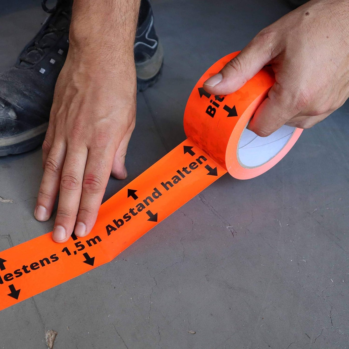 Hinweis Klebeband - Abstand halten, 6 "Abstand halten 1,5 M" - Flurorange PVC 60 mm