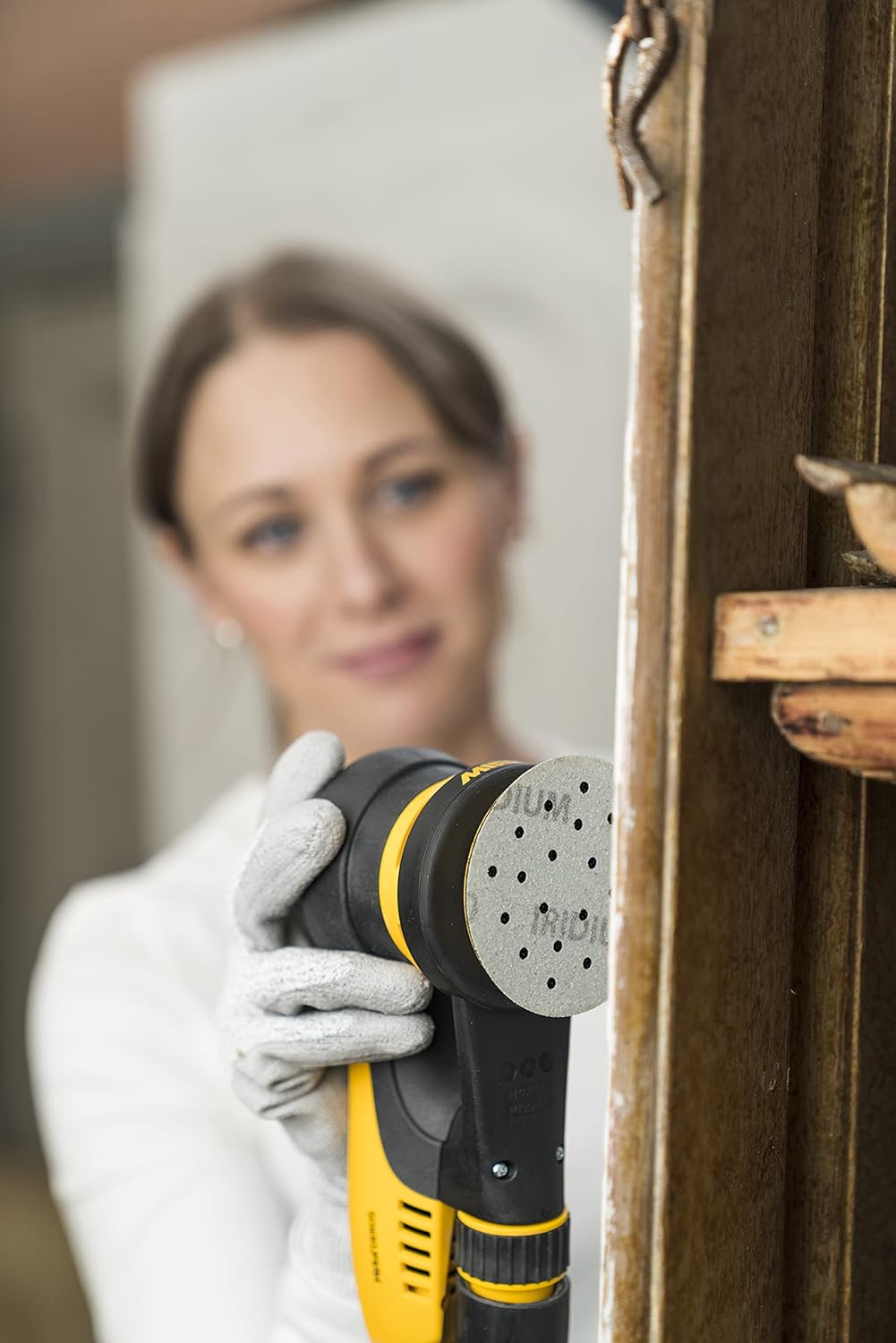 Exzenterschleifer mit Absaugung für staubfreies Schleifen von Holz, Gipskarton und Metall, 77 mm / 5,0 mm Hub