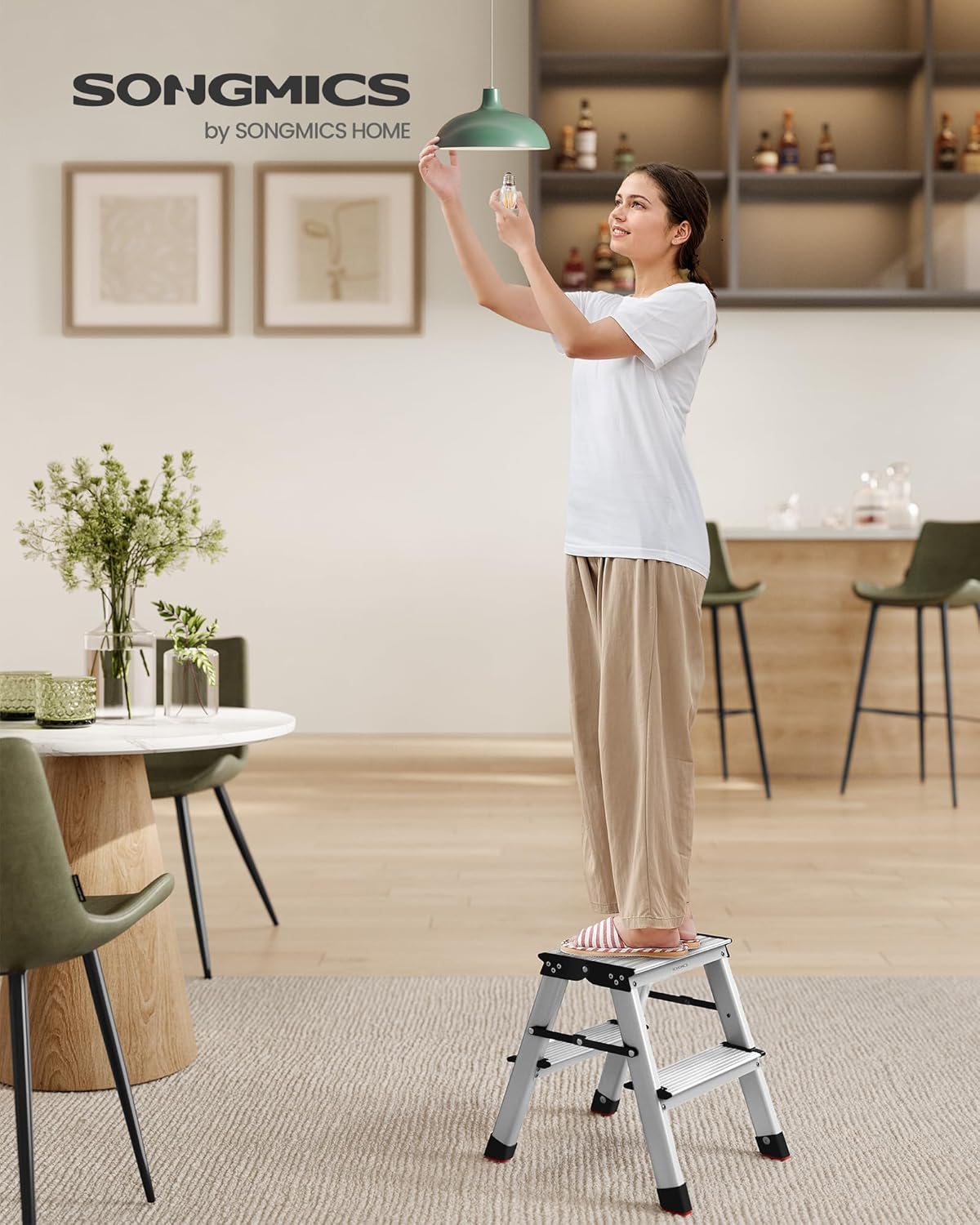 Klappbare Aluleiter mit 2 Stufen, bis 150 kg belastbar, 2 Stufen (45T x 35.5B x 38H cm)
