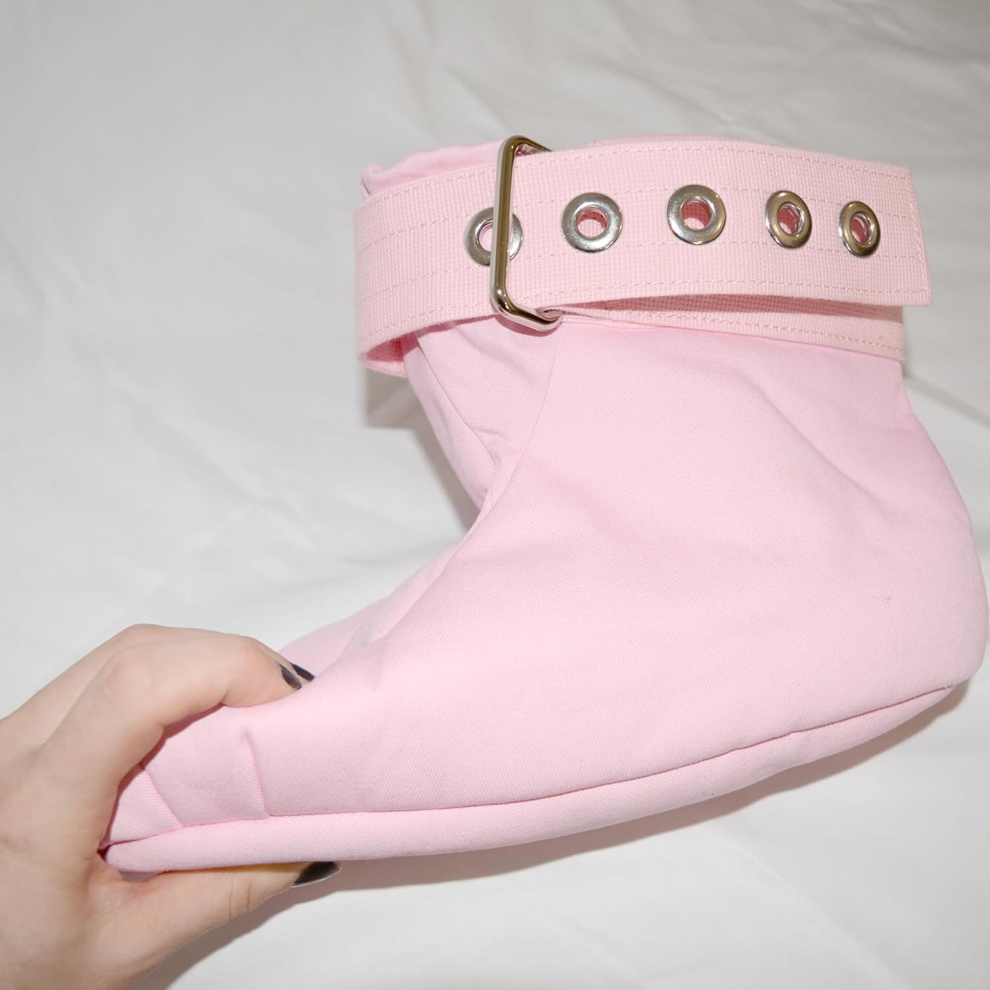 Abschliessbare ABDL Fussfessel mit Magnet-Schloss und Spike-Einlagen, Rosa