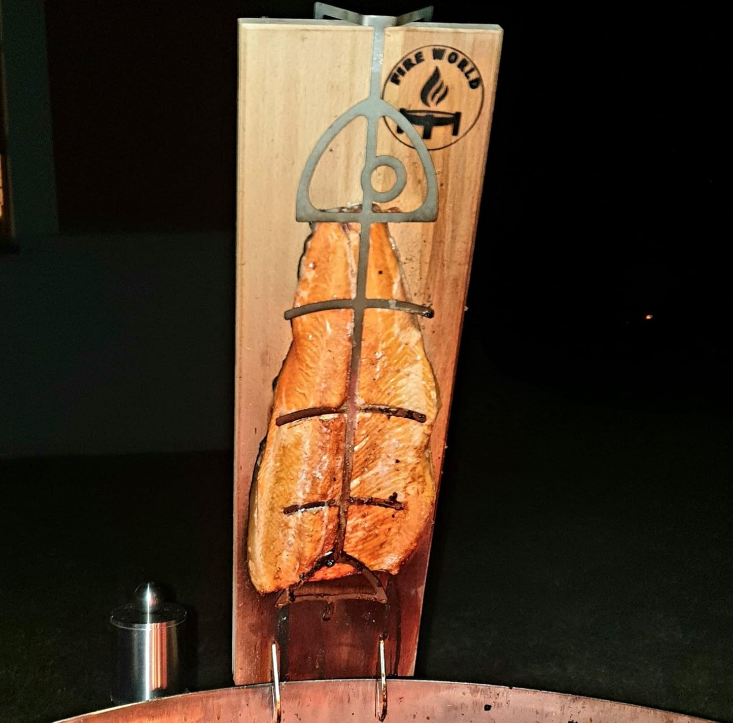 Flammlachsbrett mit Edelstahlhalterung, 1er Set