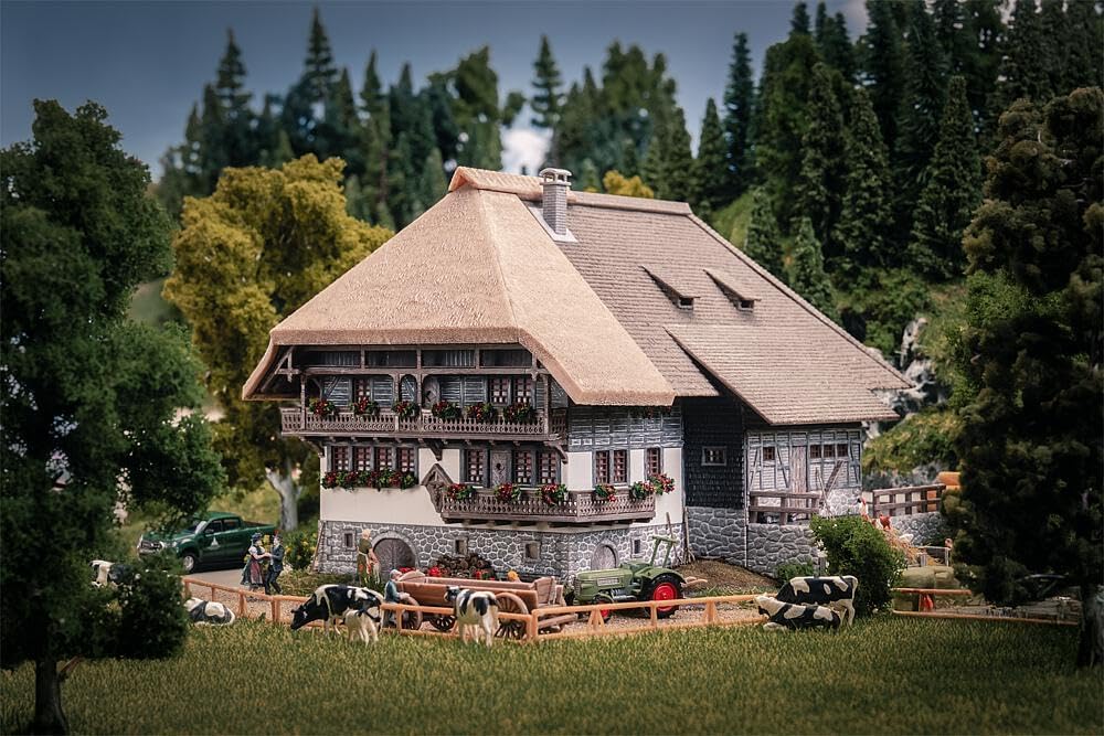 Jubiläumsmodell Schwarzwaldhof mit Figuren