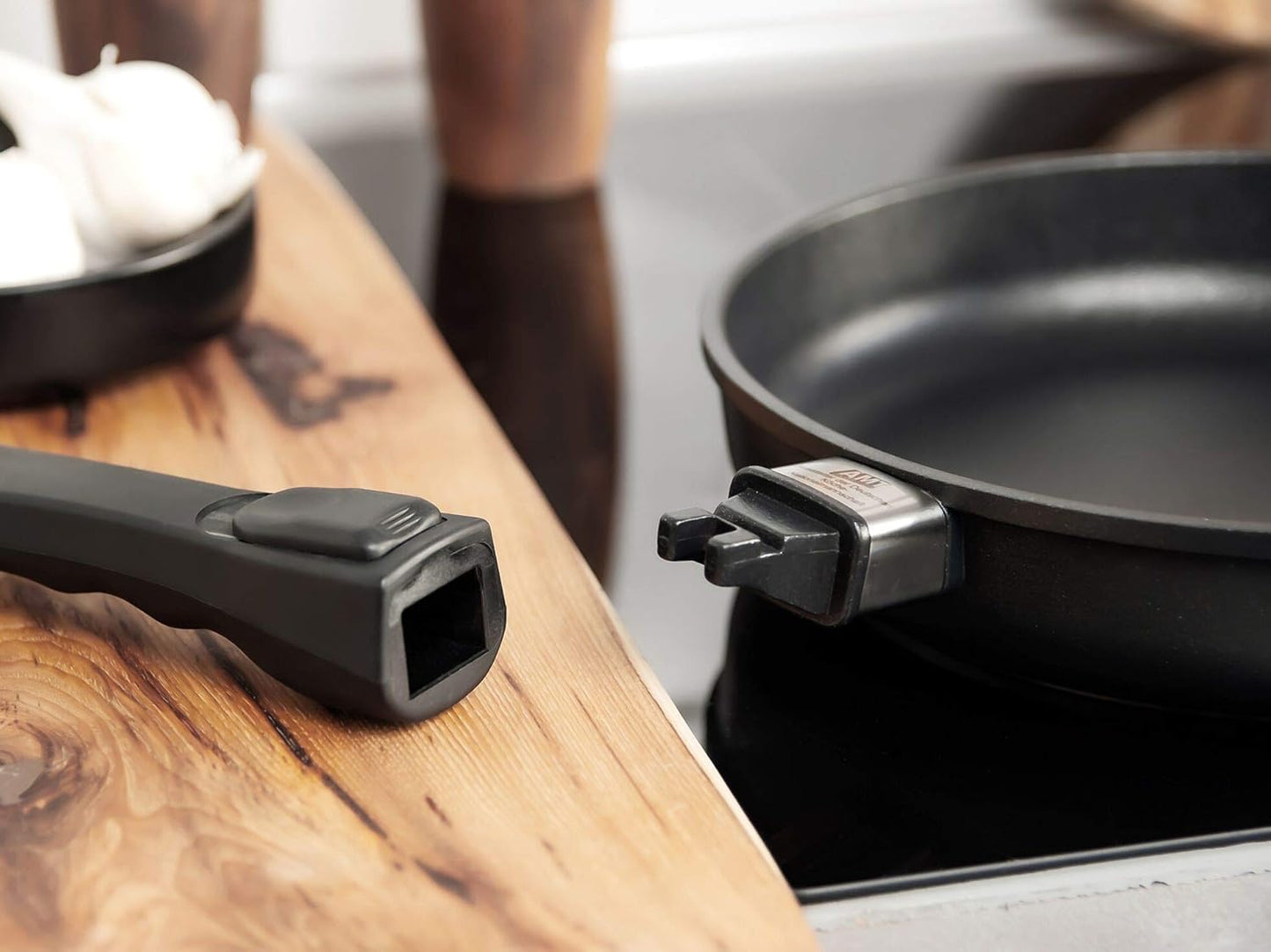 Pfanne mit abnehmbarem Stiel, Ø 24 cm, 5 cm hoch Nicht induktionsgeeignet