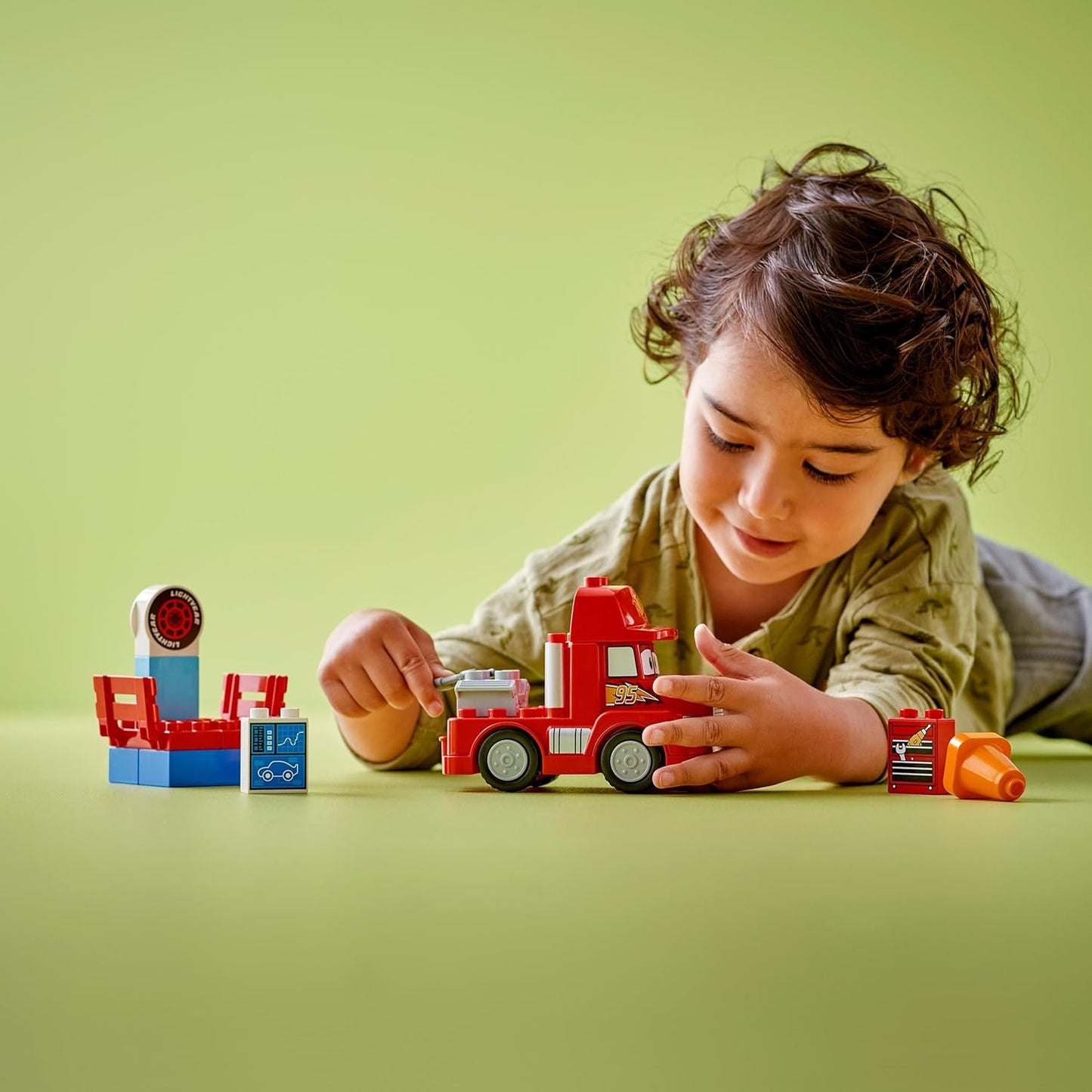 Duplo Cars Mack Truck beim Rennen