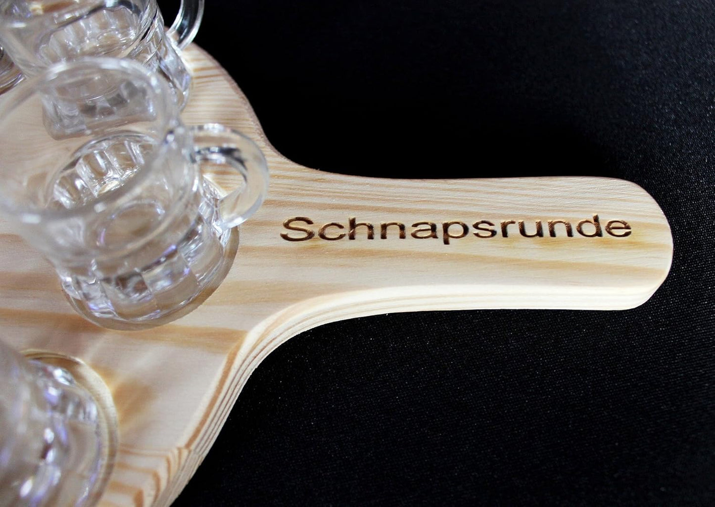 Schnapsrunde mit 8 Gläsern