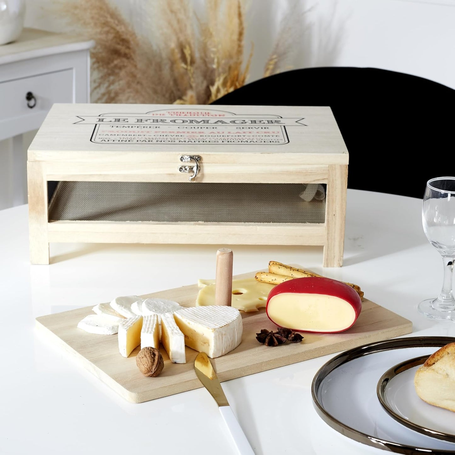 Käsekeller mit Serviertablett