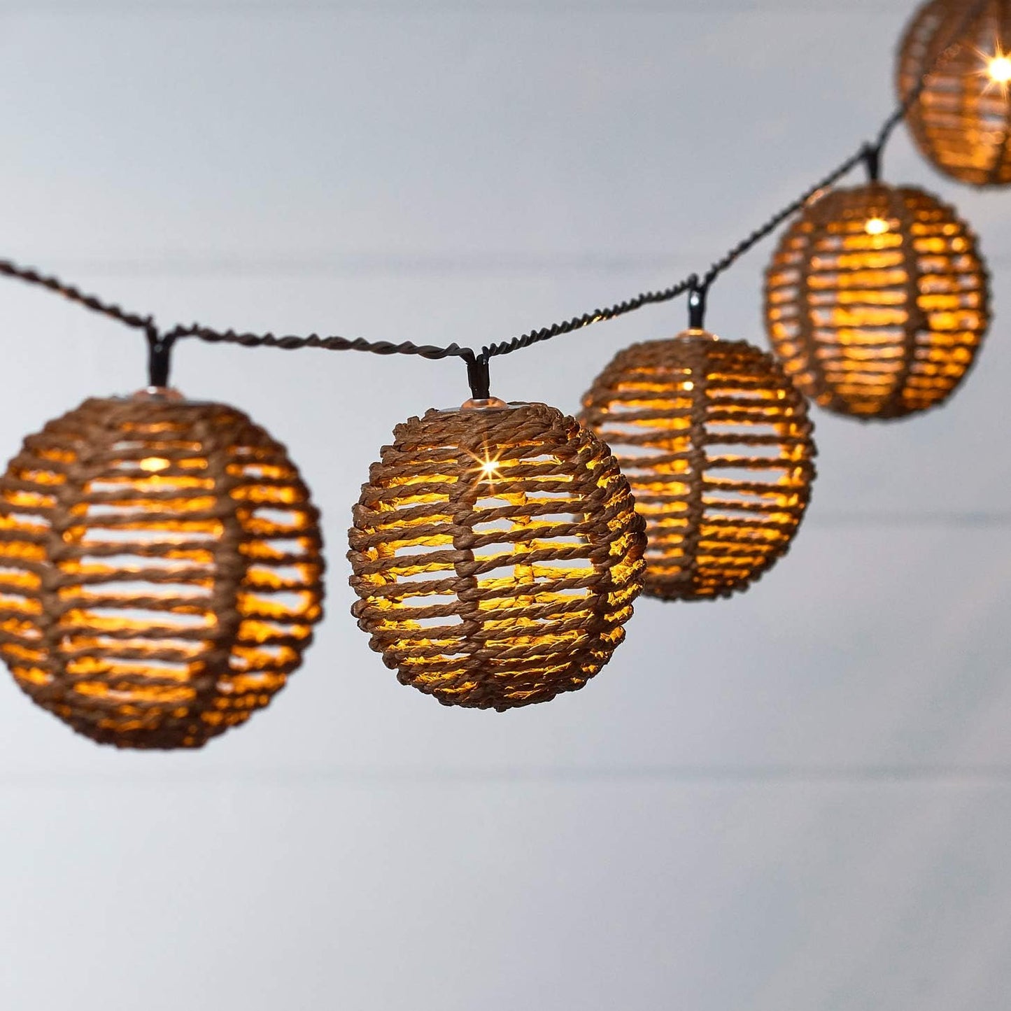 LED-Rattankugel-Lichterkette
