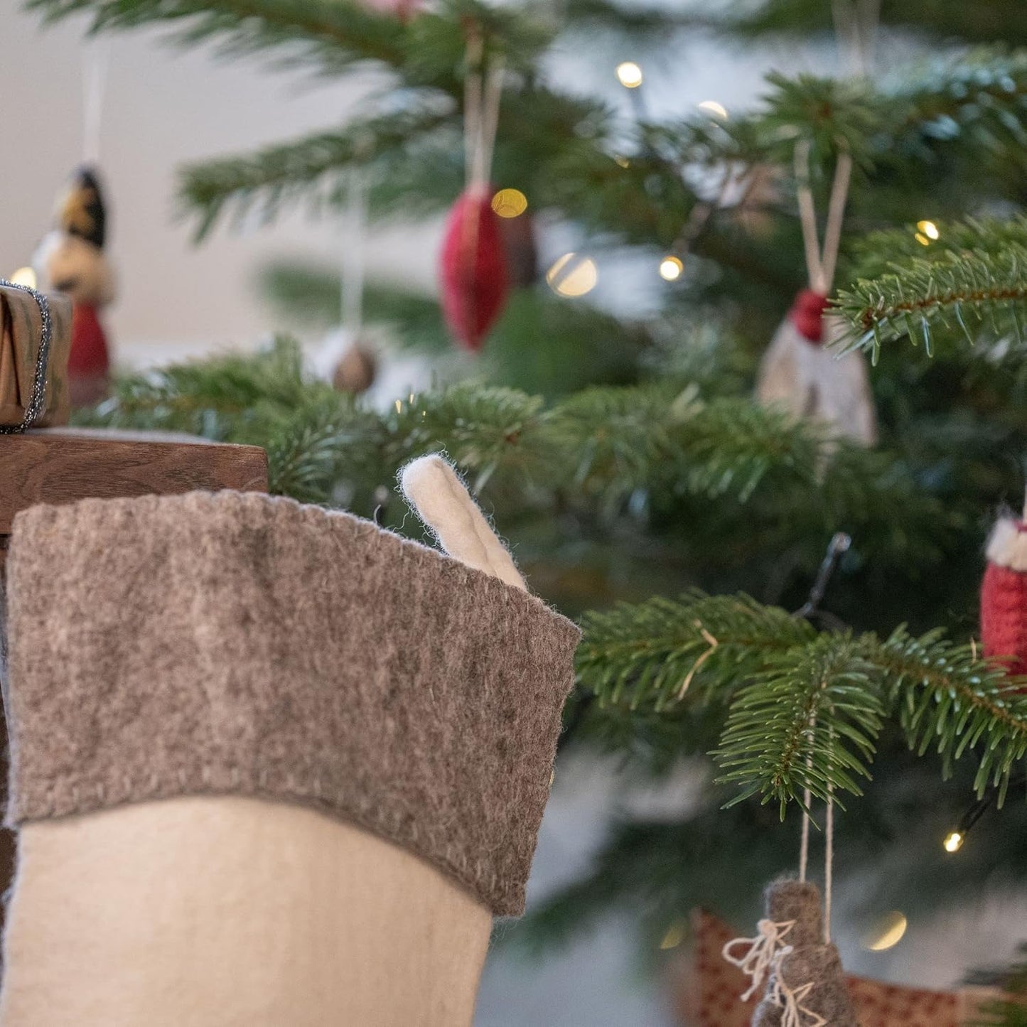 Handgefilzter Nikolausstrumpf mit Christbaum-Motiv, Socken mit Weihnachtsbaum