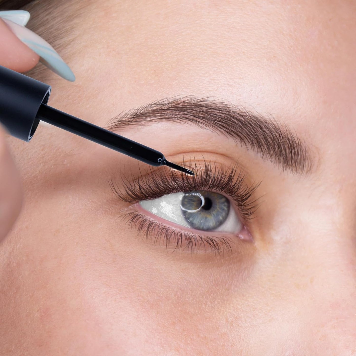 Wimpern- und Augenbrauenserum