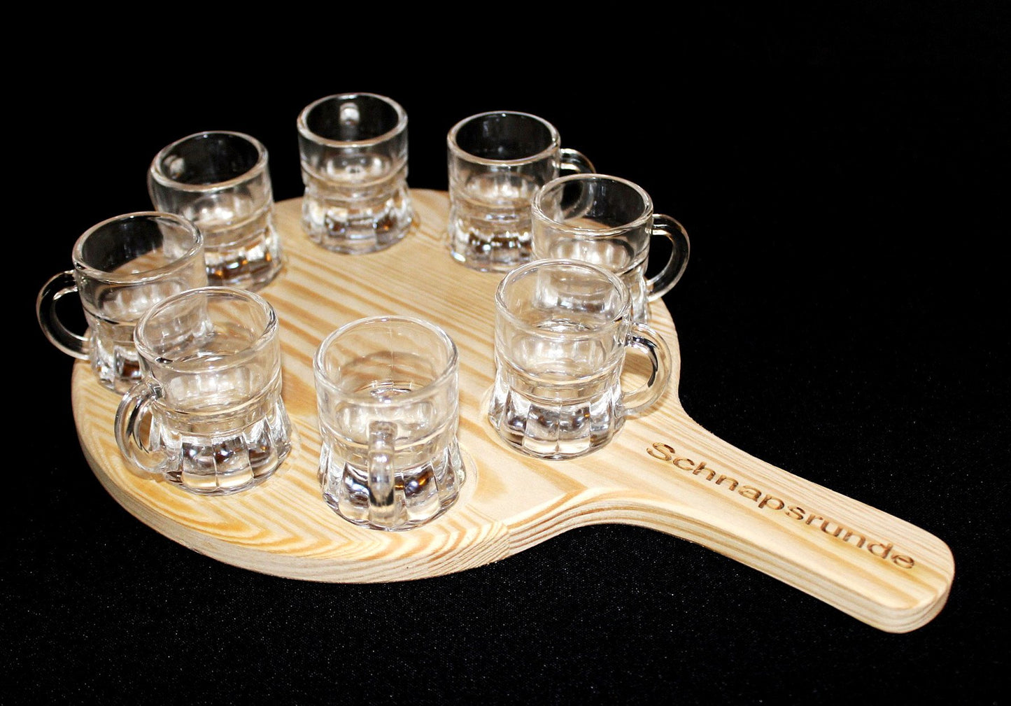 Schnapsrunde mit 8 Gläsern