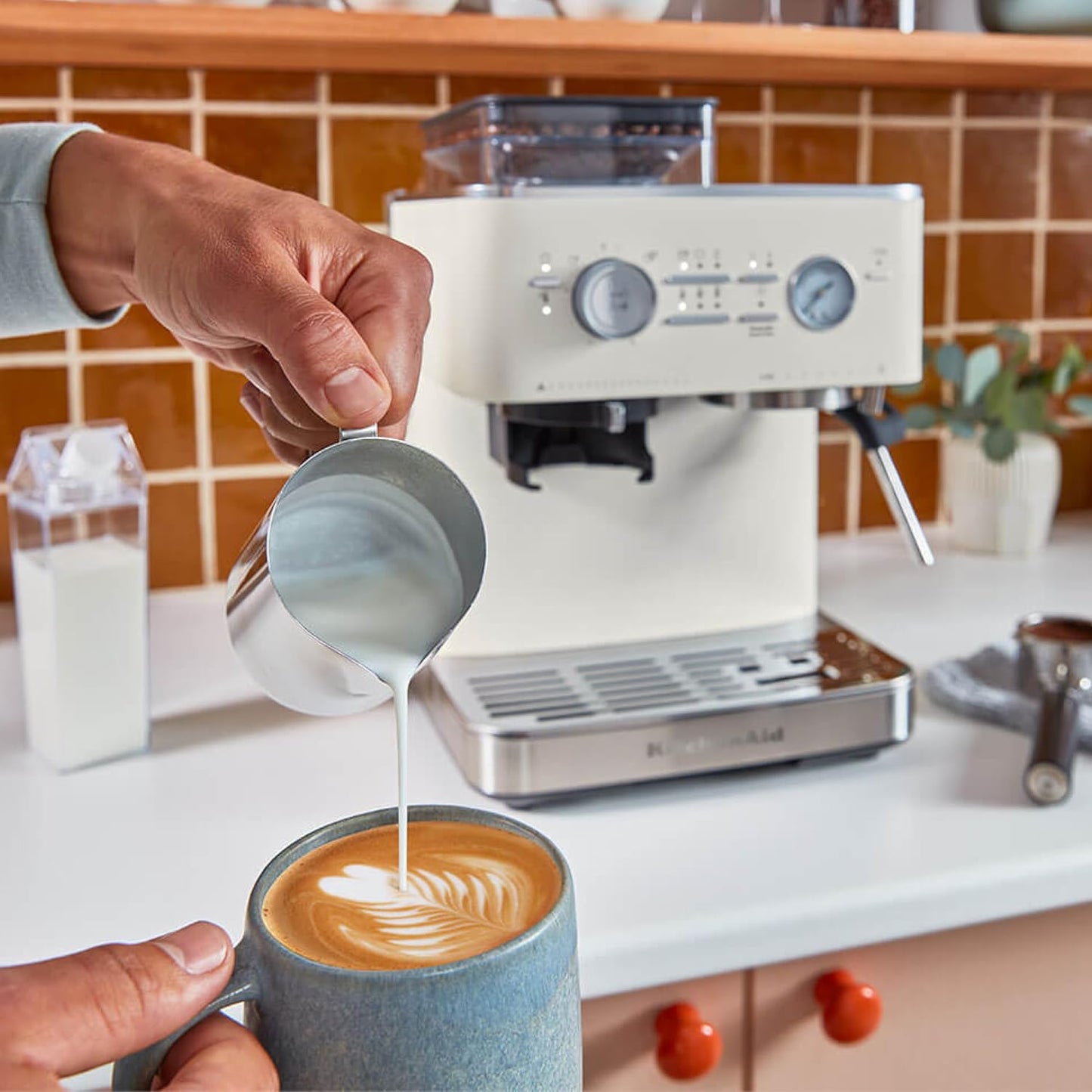 Halbautomatische Espressomaschine mit Kaffeemühle 5KES6551, Weiss