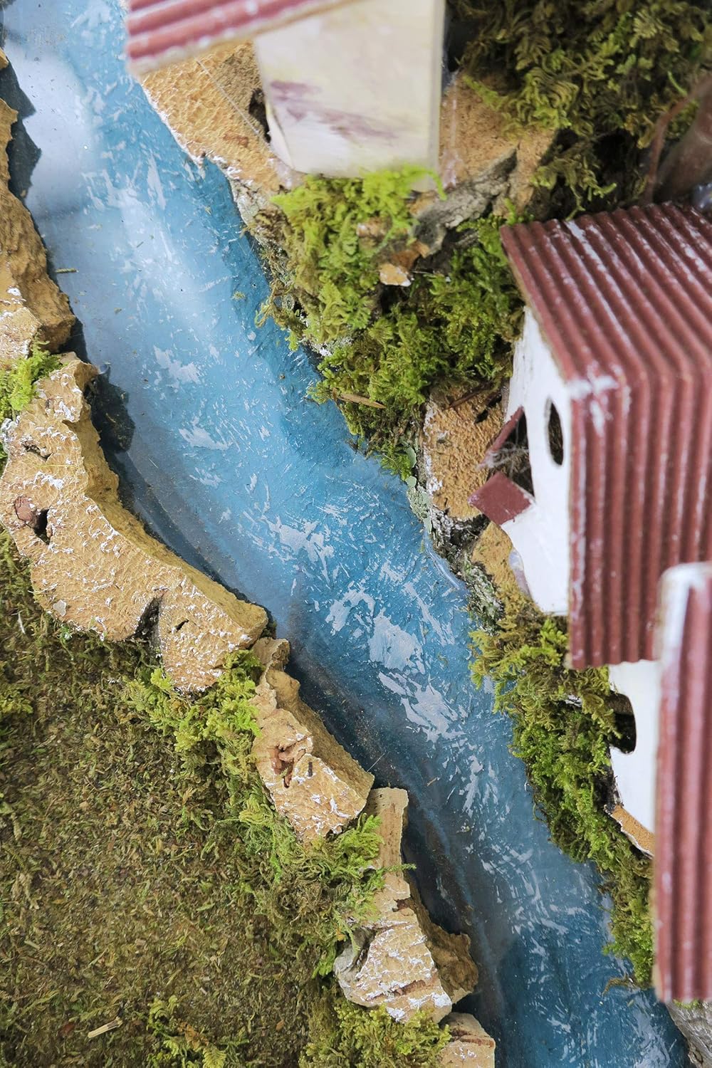 Holzhäuser mit Fluss-Dekoration