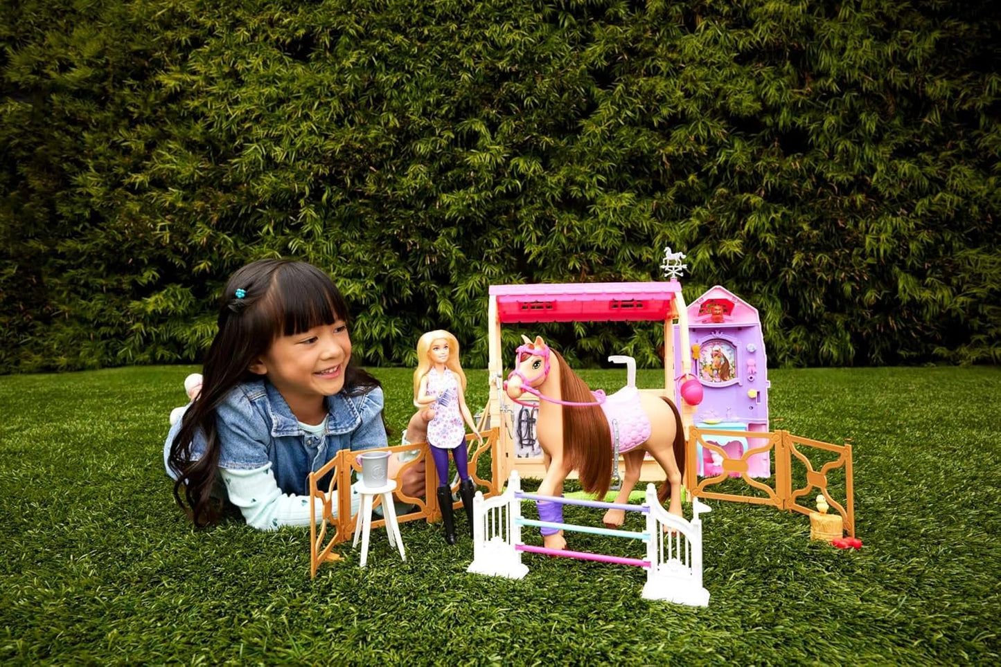 Spielzeugstall-Spielset mit Puppe & Pferd