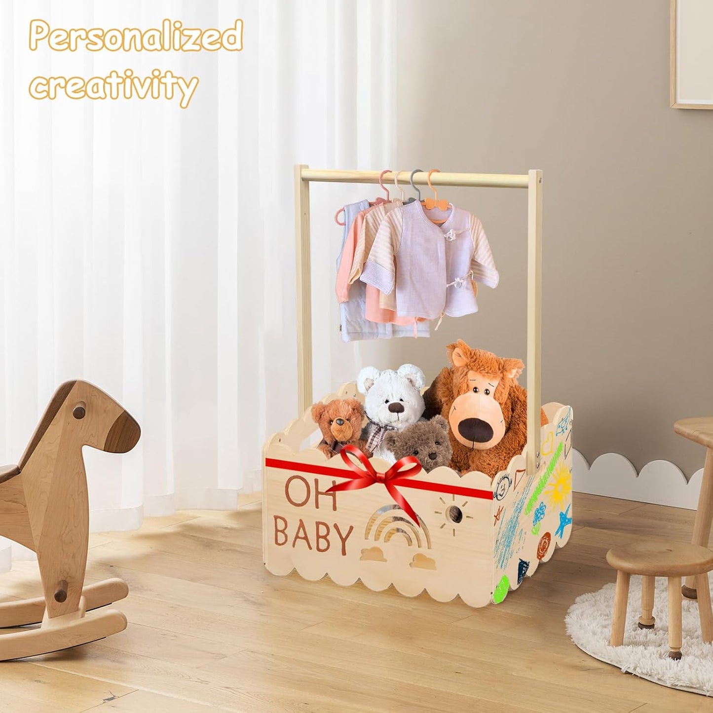 Babygeschenkkorb mit Kleiderbügeln und Kleiderstange