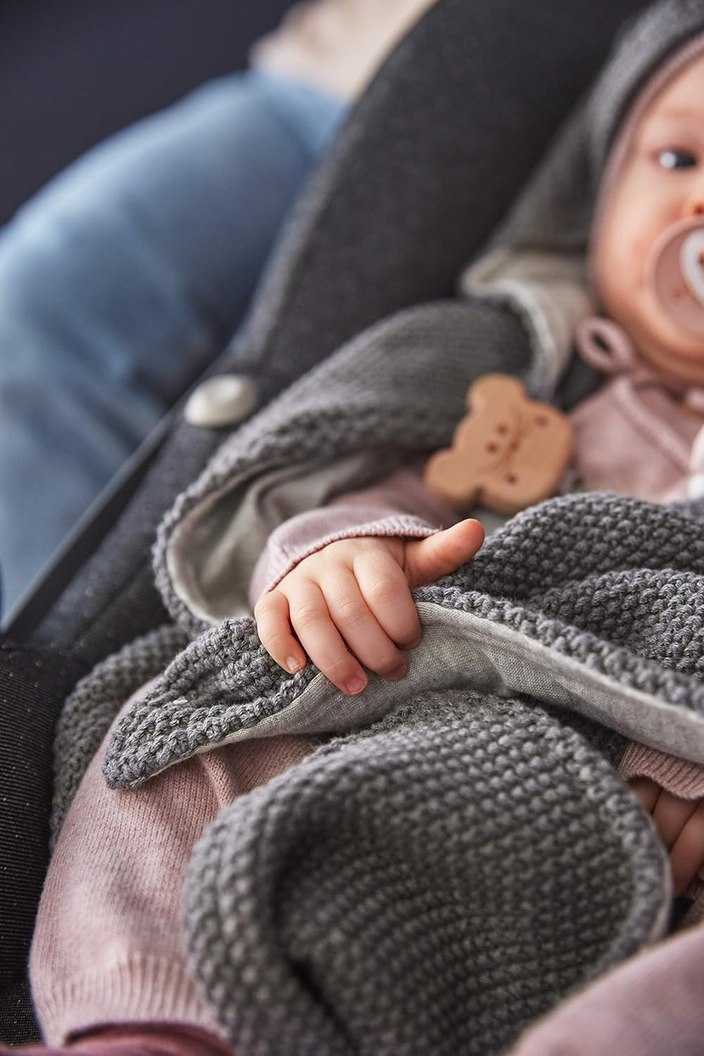 Baby Strickdecke mit Kapuze, für 3-Punkt-Gurtsysteme, Anthracite