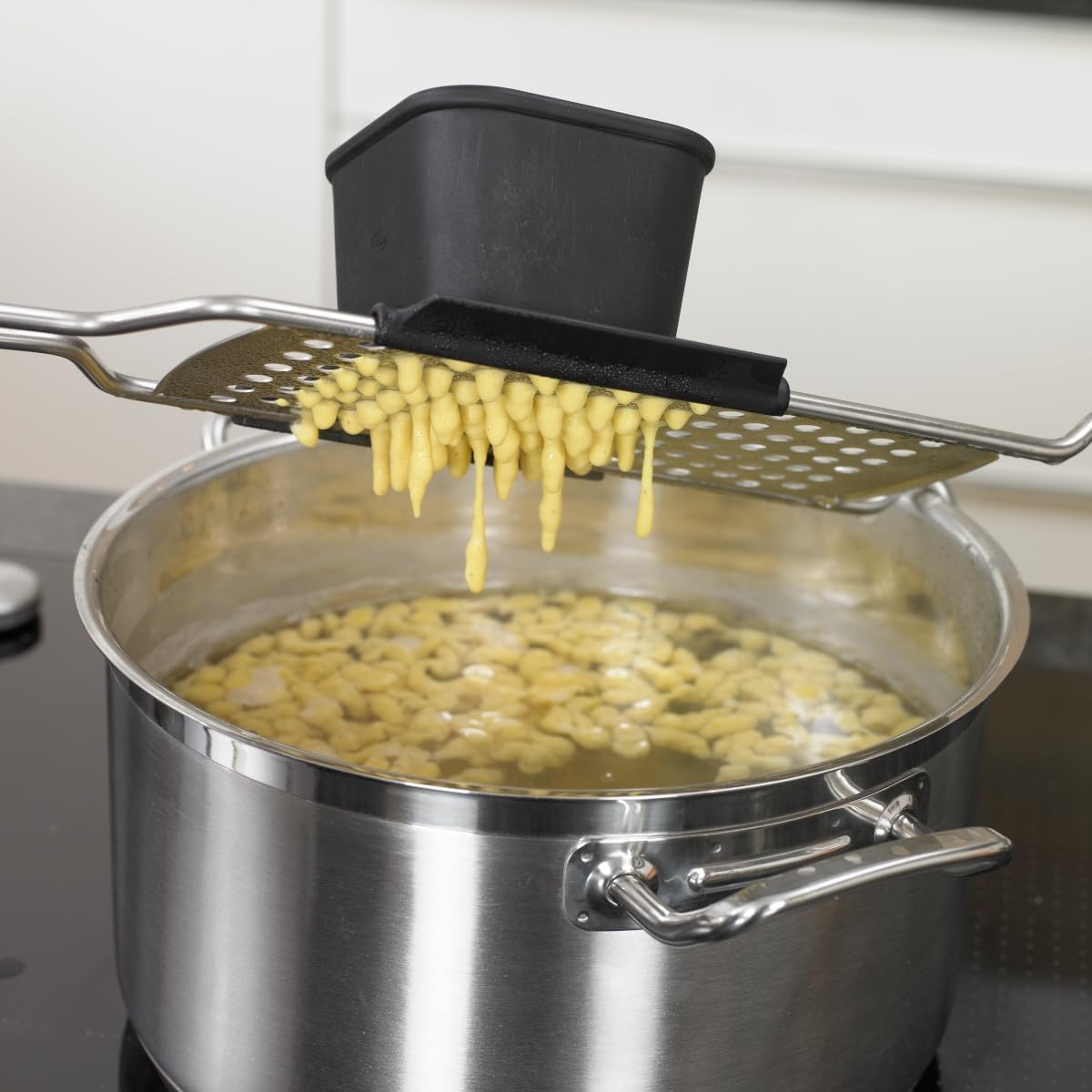 Spätzlehobel mit Trichteraufsatz