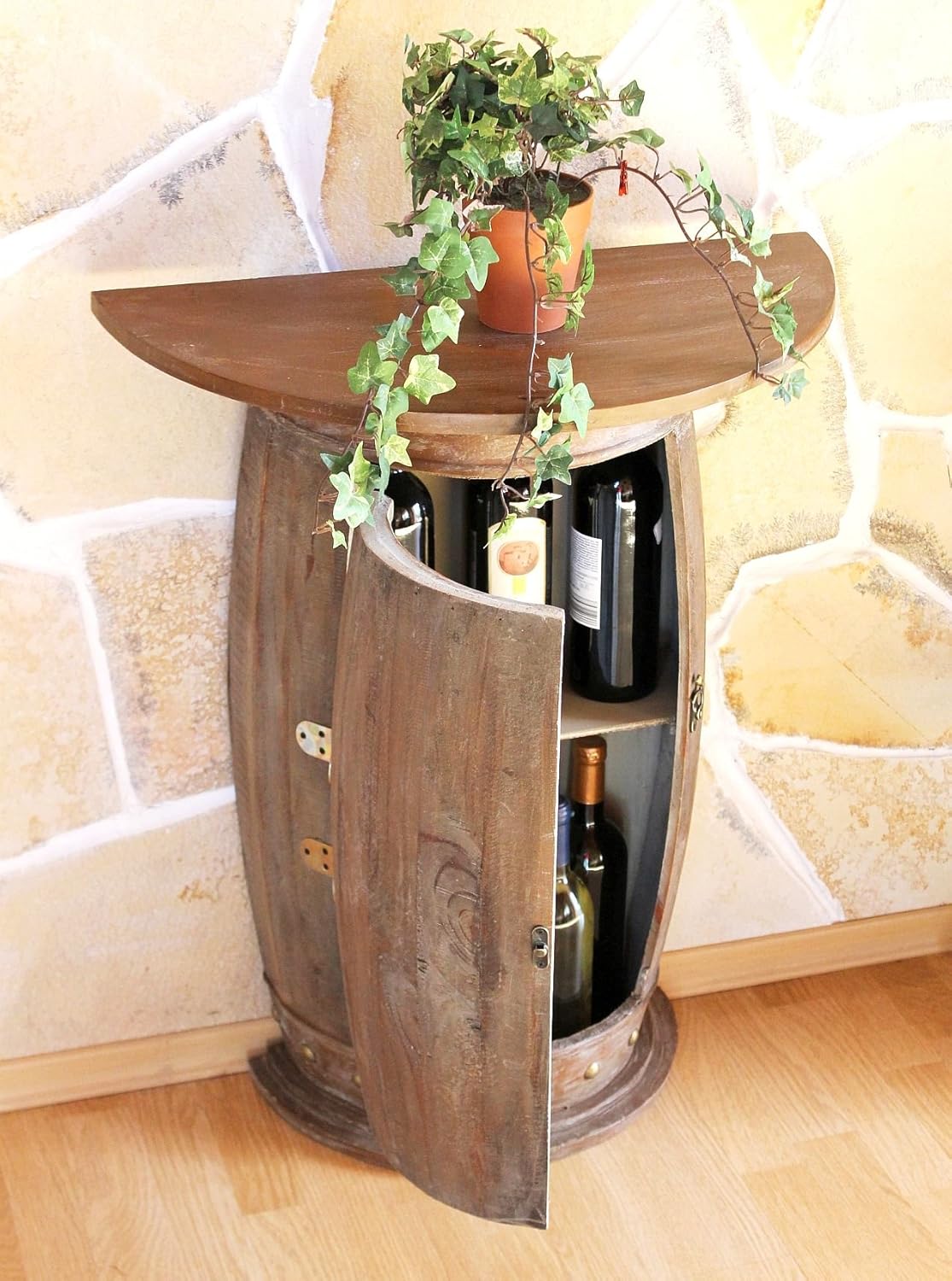 Halbrundes Weinfass mit Weinregal