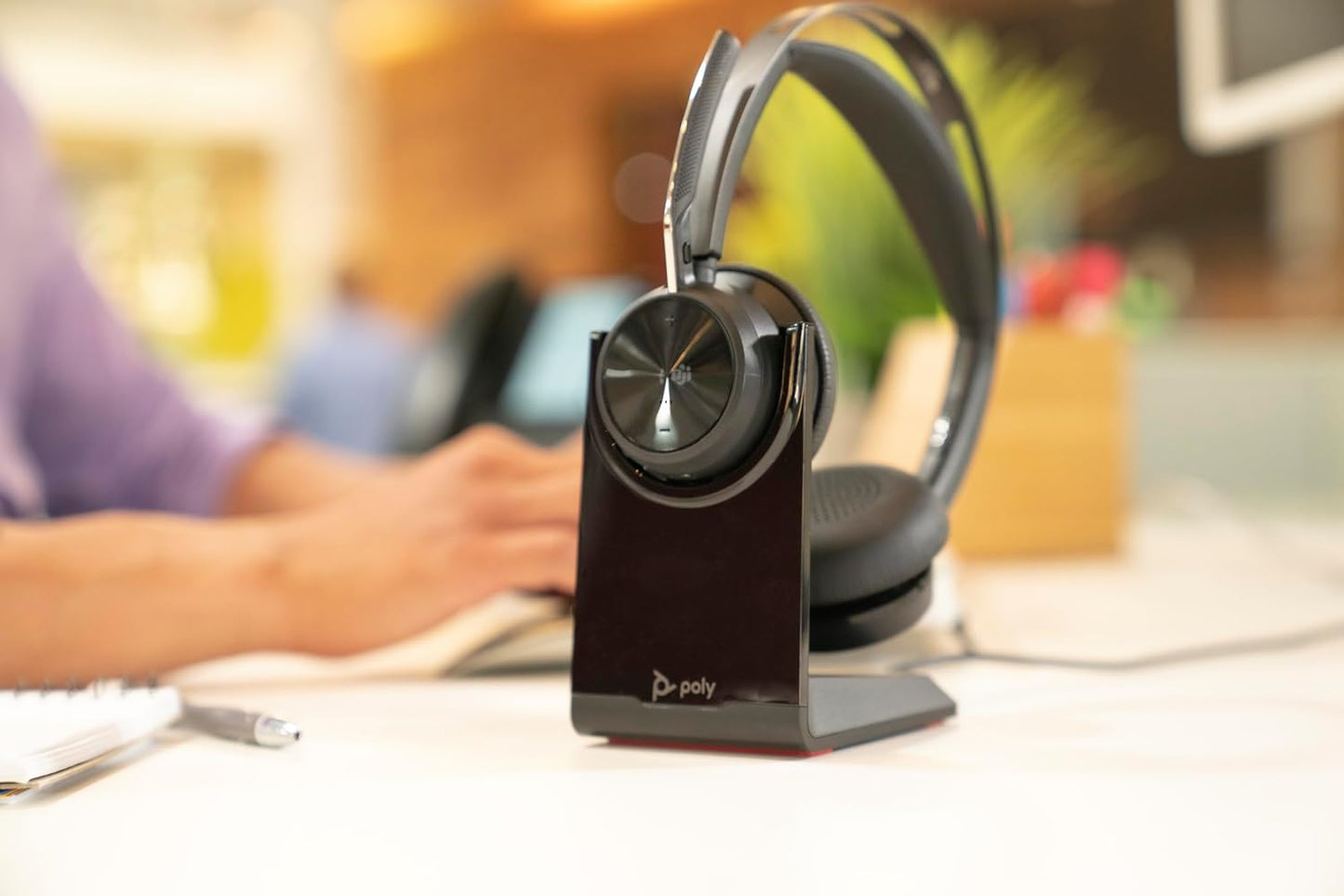 Voyager Focus 2 USB-C Headset, 2024 Version (USB-C) Teams zertifiziert mit Ladestation