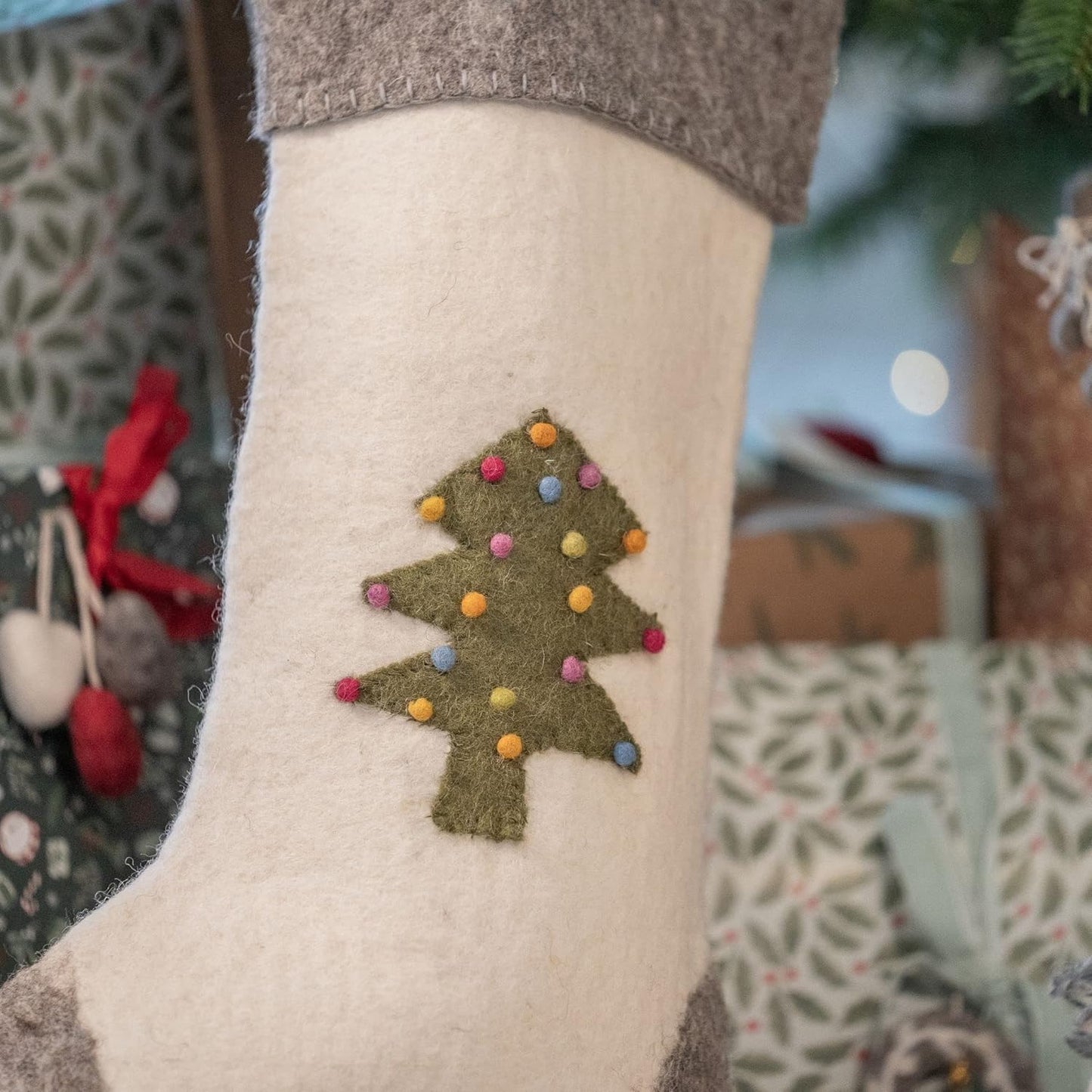 Handgefilzter Nikolausstrumpf mit Christbaum-Motiv, Socken mit Weihnachtsbaum