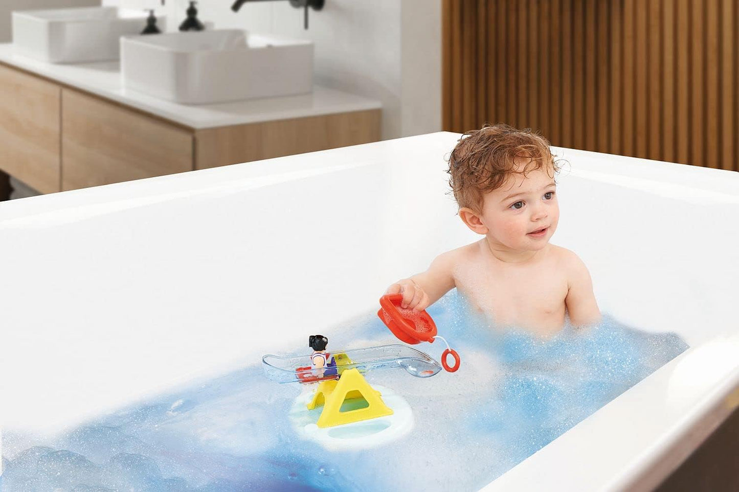 Badeinsel mit Wasserrutsche