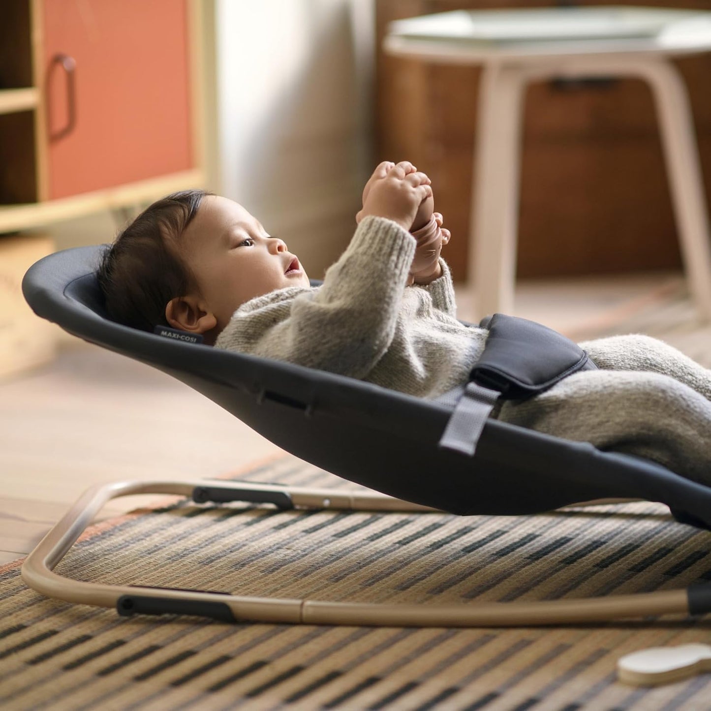 Babywippe Loa mit Sicherheitsgurt, Beyond Graphite
