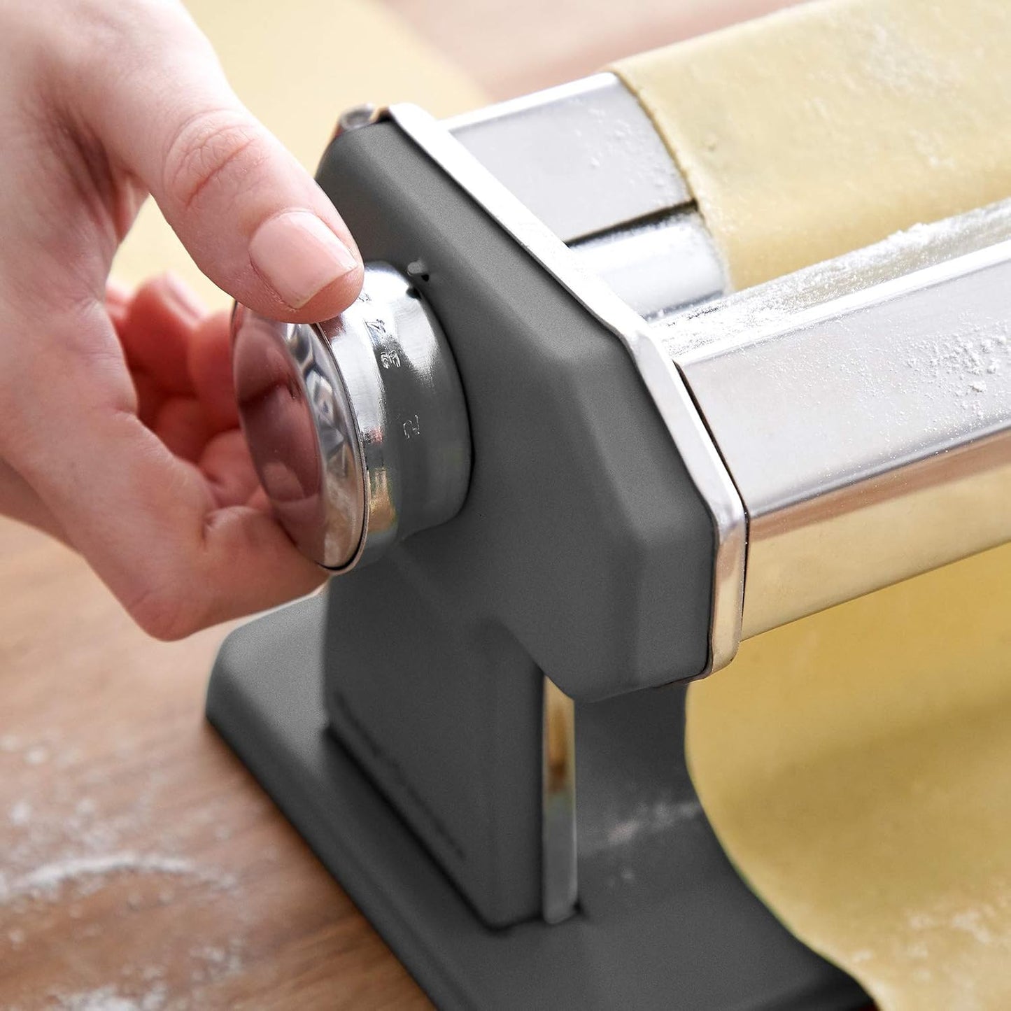Manuelle Nudelmaschine Nonna mit Zubehör-Set, Nudelmaschine inkl. Linguineaufsatz Grau