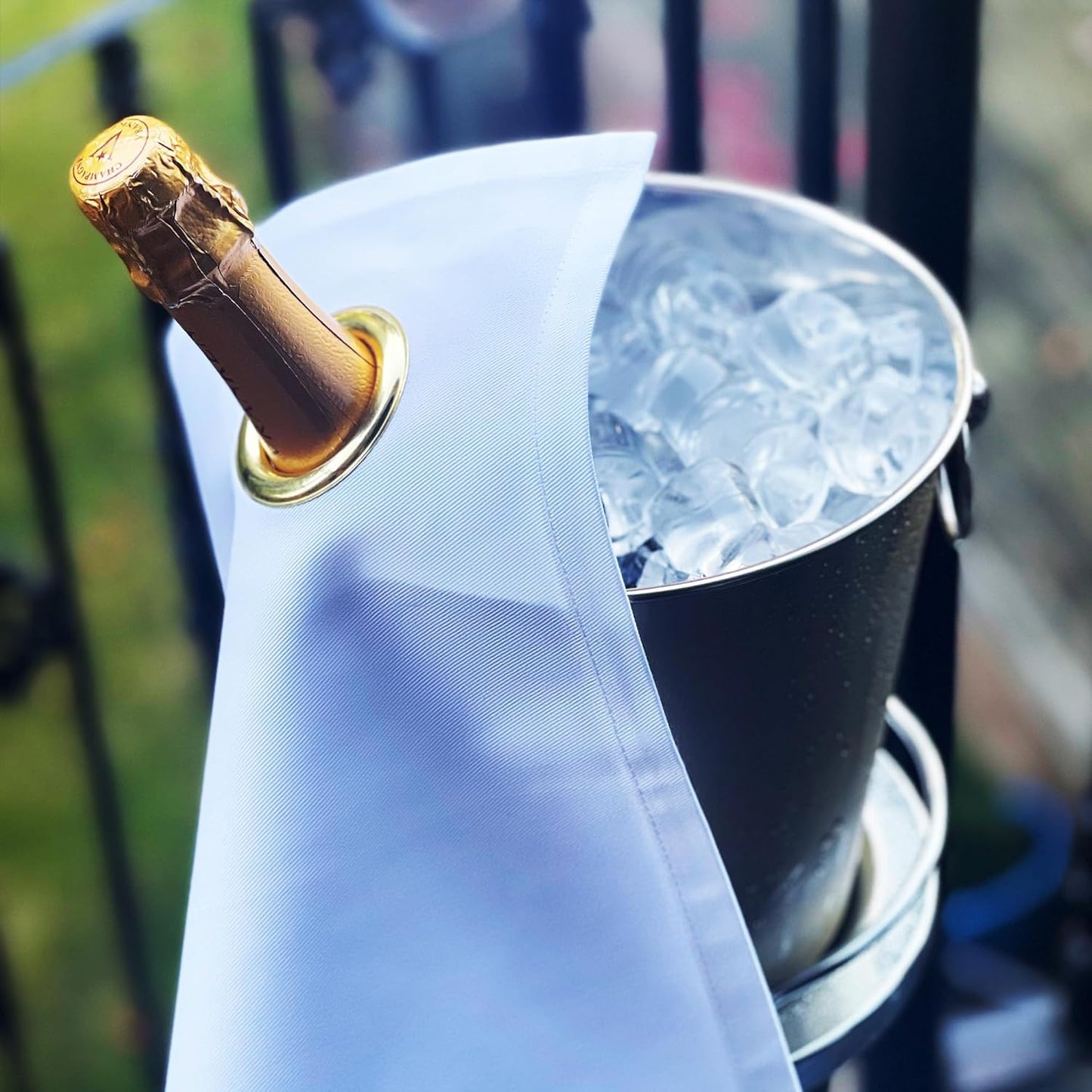 Flaschentuch mit Metallring für Eiskübel, Weiss mit Goldenem Metallring 1 Stück